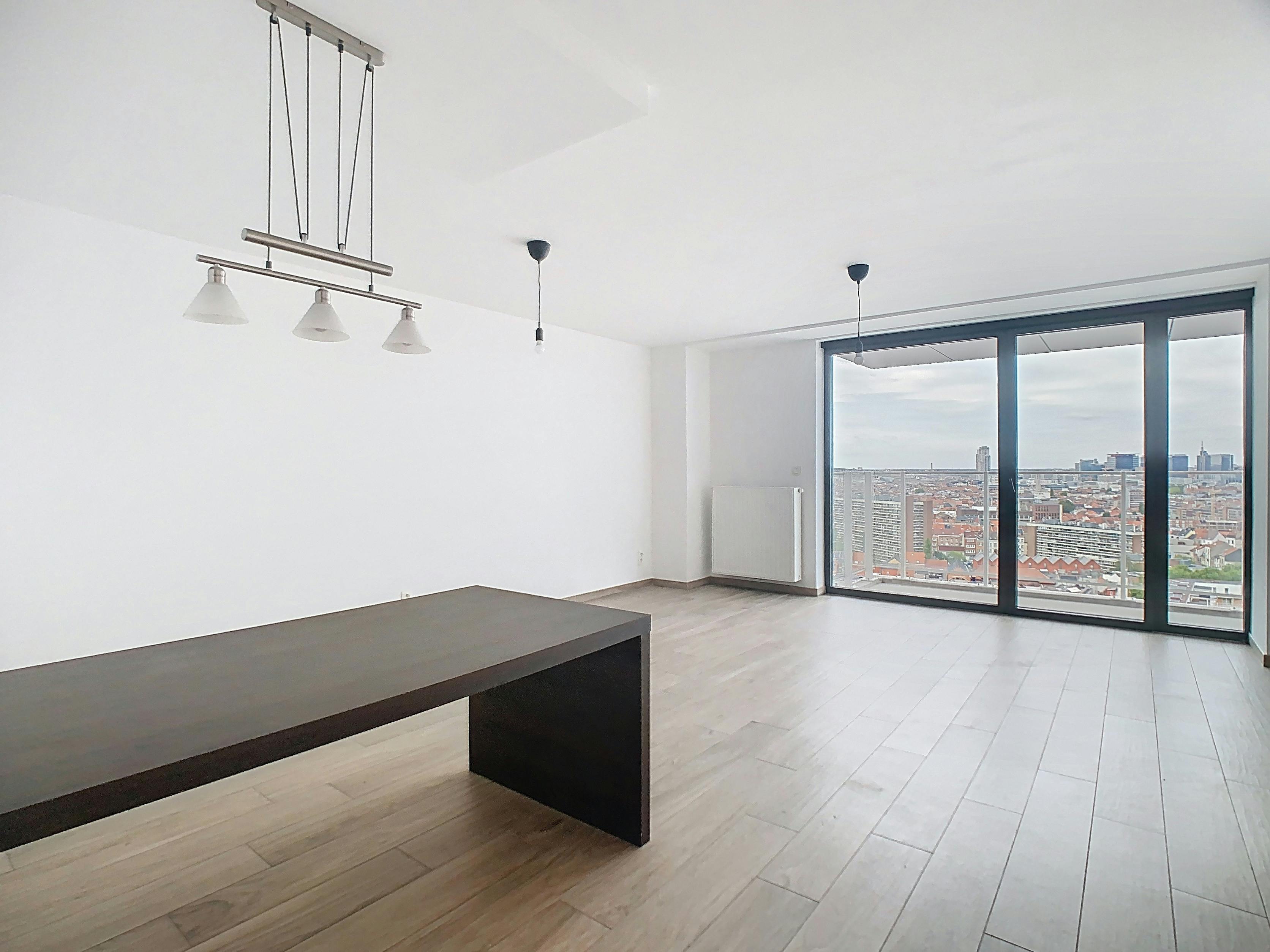 Molenbeek - Ruime studio op 15de verdieping te huur  foto {{pictureIndex}}