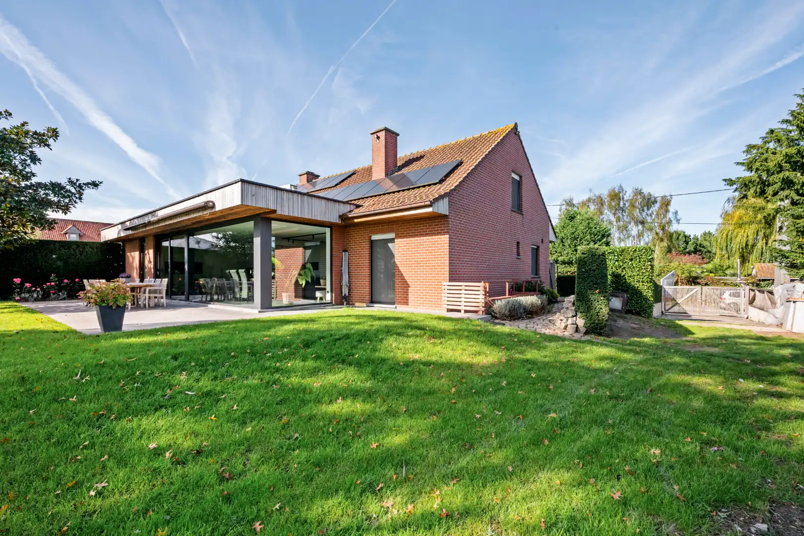 Ruime instapklare open woning met 6 slaapkamers, zuidgerichte tuin en landelijk verzicht in Dadizele foto {{pictureIndex}}