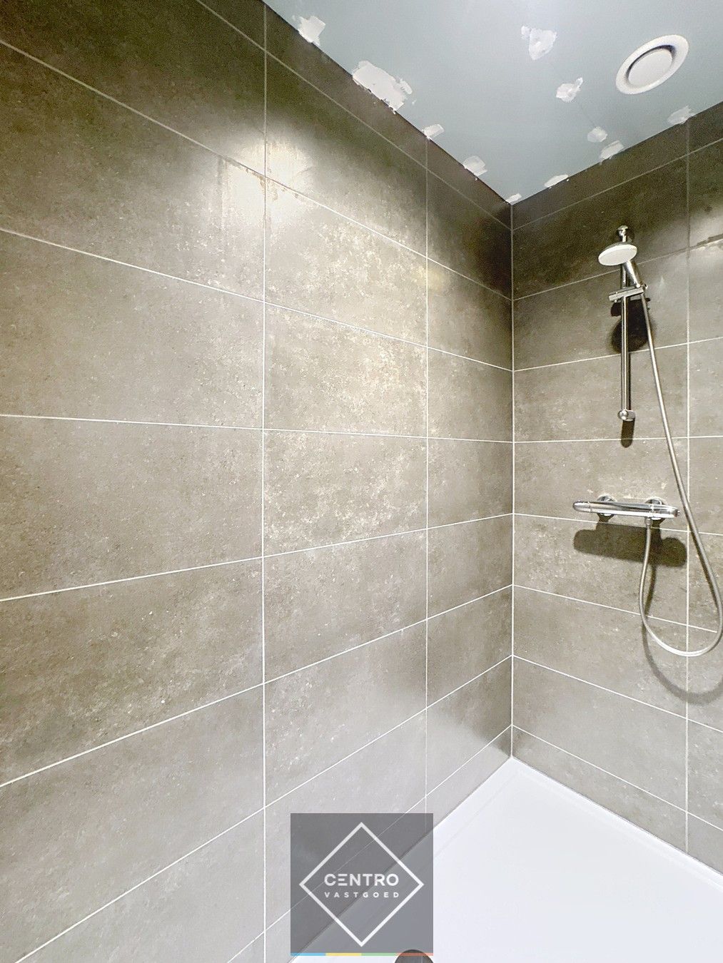 Goed geïsoleerd en verwarmd BEDRIJFSGEBOUW, bestaande uit MAGAZIJN (1.070m2) met KANTOREN en randaccomodatie (770m²)  en 56-tal private parkeerplaatsen op het terrein. Vlak aan de afrit Zandvoorde (Oostende). foto 11