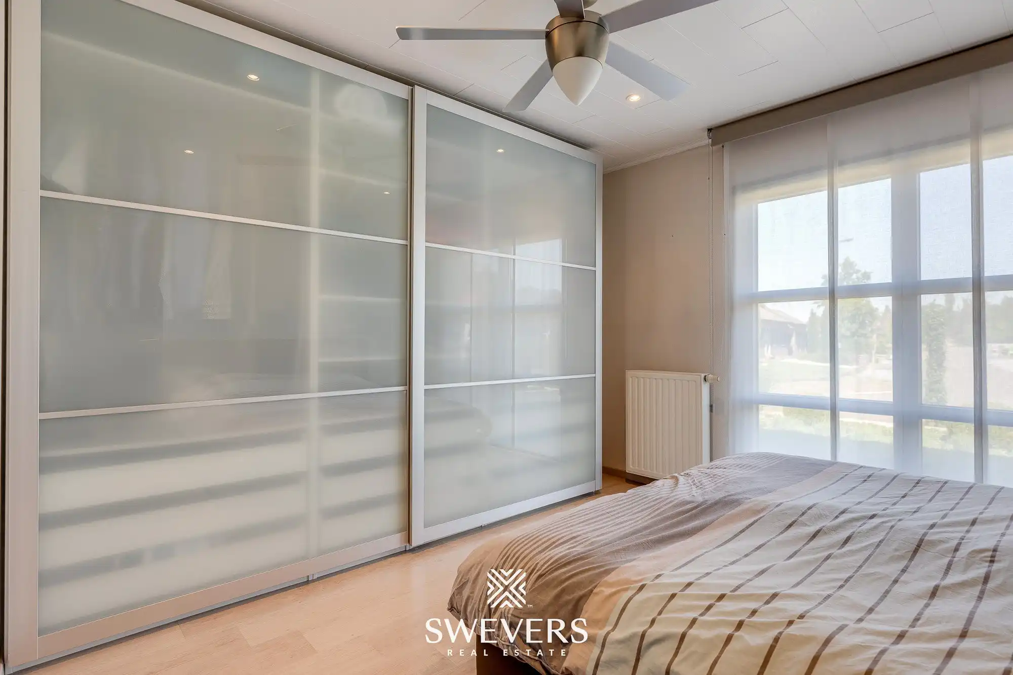 Prachtige eigentijdse bungalow met mooi aangelegde, rustige tuin foto 8