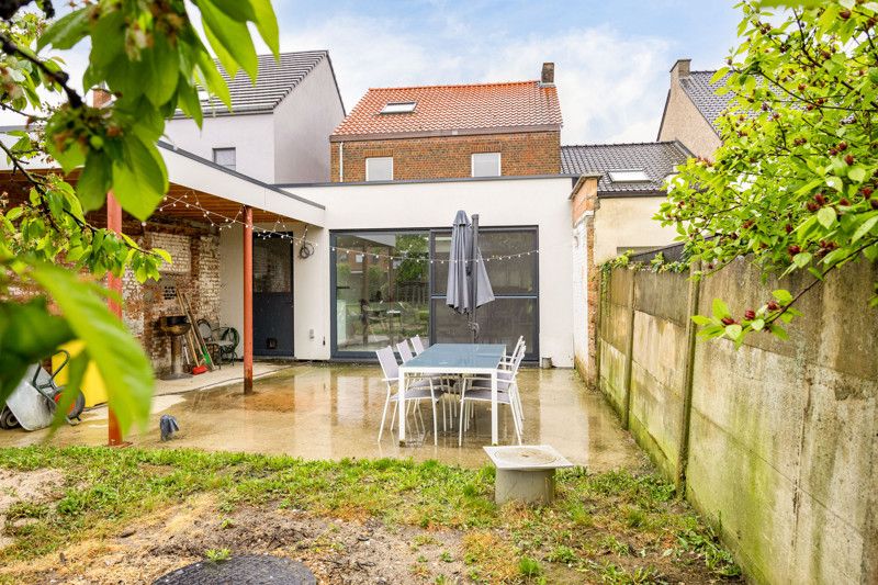 Gerenoveerde gezinswoning met tuin foto 12