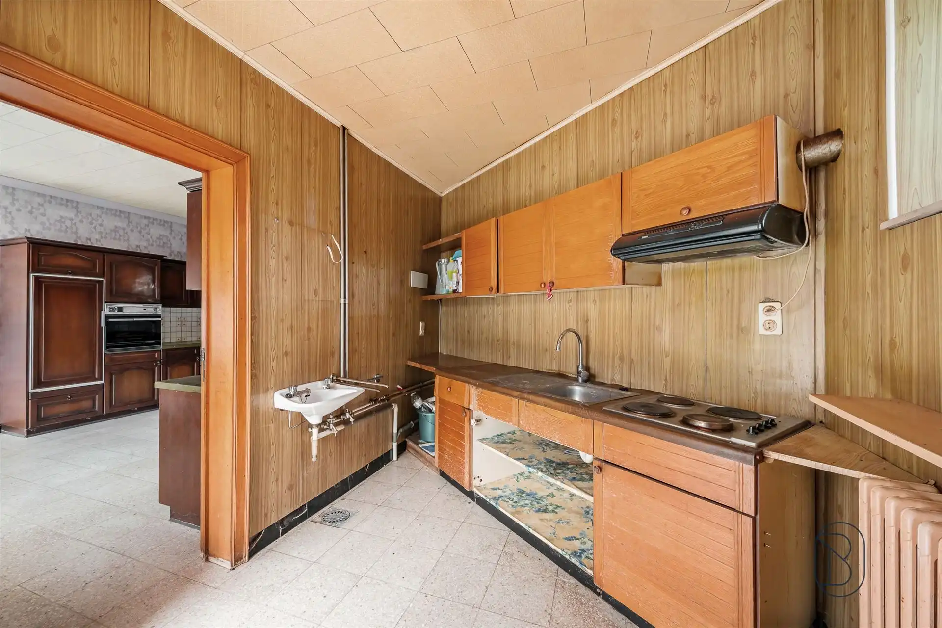 Ruime te renoveren woning met 4slk & tuin op de Valkenberg foto 10