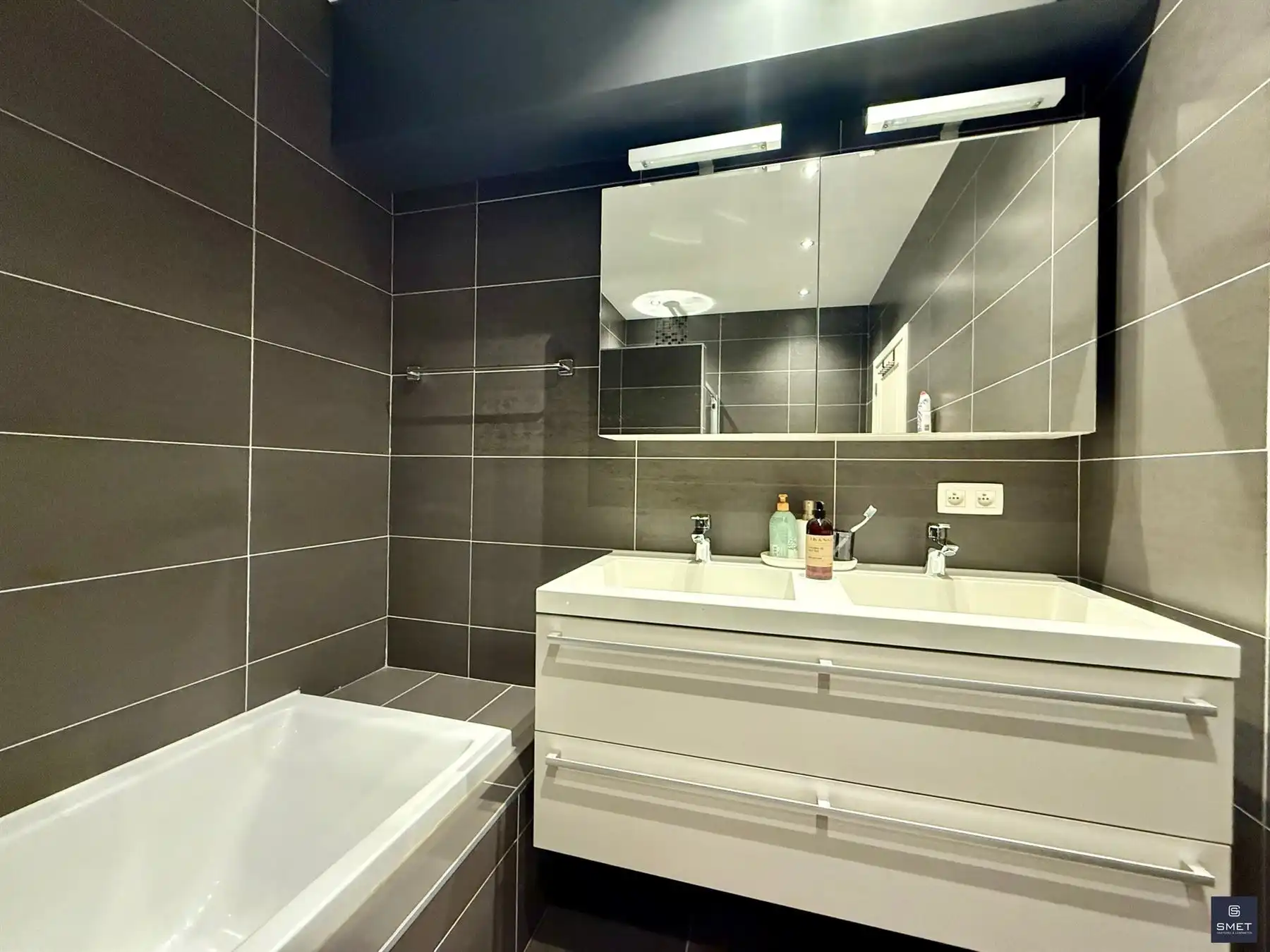 MODERN APPT. MET 2 SLPKS, GARAGE EN BERGING foto 21