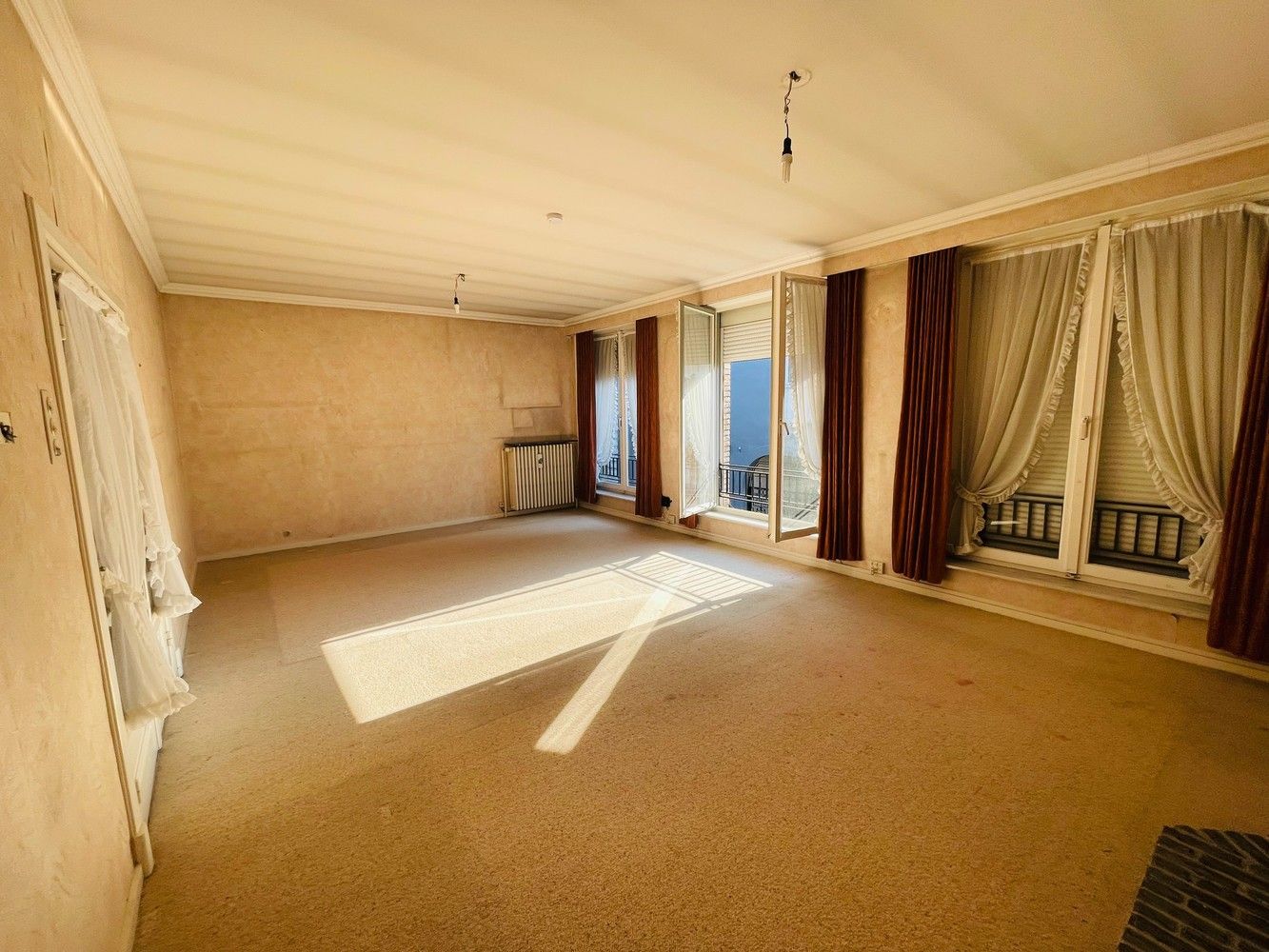 Hartje Brugge  TOP  TOERISTISCHE LIGGING , in de GOUDEN DRIEHOEK, Uitzonderlijk HANDELSPAND ( gevelbreedte 11 meter)                          LICHTRIJKE WINKELRUIMTE ,uitgevend op  Exclusieve STADSPATIO met overdekte rondgang van 105m²+ GARAGE van 30 m² UNIEK  IN BRUGGE op dergelijke ligging ! ERBOVEN lichtrijk ruim APPARTEMENT met zonneterras, foto 32