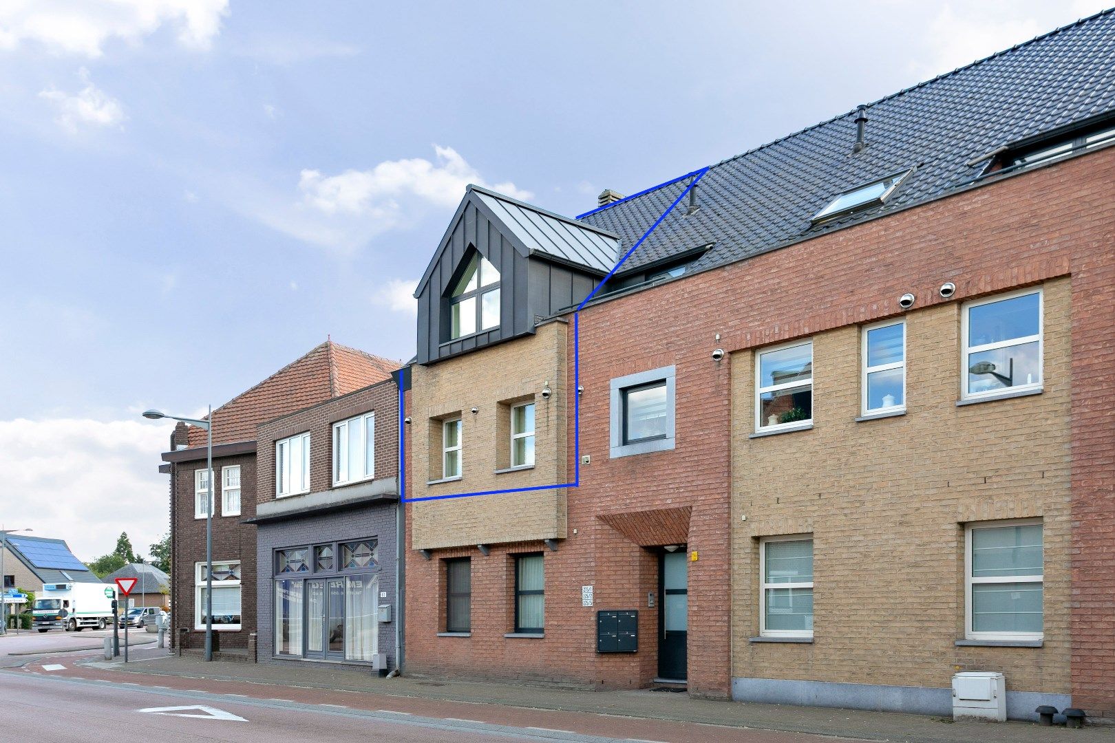 Comfortabel appartement voorzien van 3 slaapkamers, een fraai terras en een autostandplaats gelegen in het centrum van Kinrooi!  foto {{pictureIndex}}