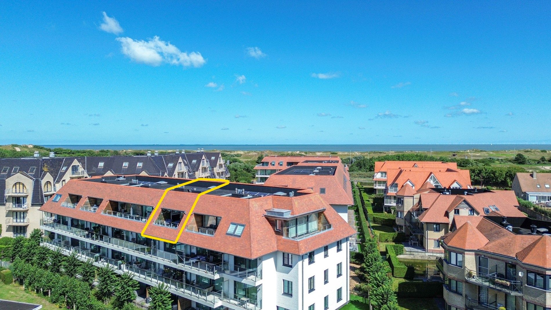 Modern 2-slaapkamerappartement op de derde verdieping met terras nabij duinen en strand, De Haan foto {{pictureIndex}}