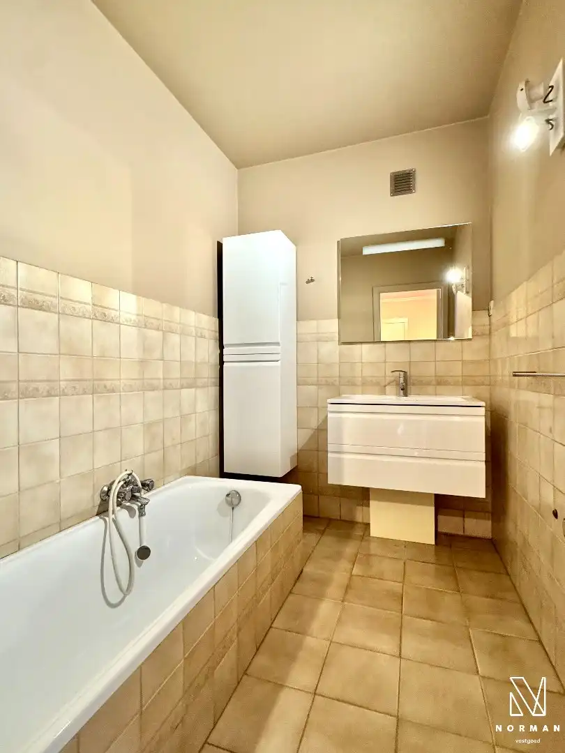 Instapklaar 2-slaapkamer appartement inclusief autostaanplaats en terras te koop in Kuurne! foto 16
