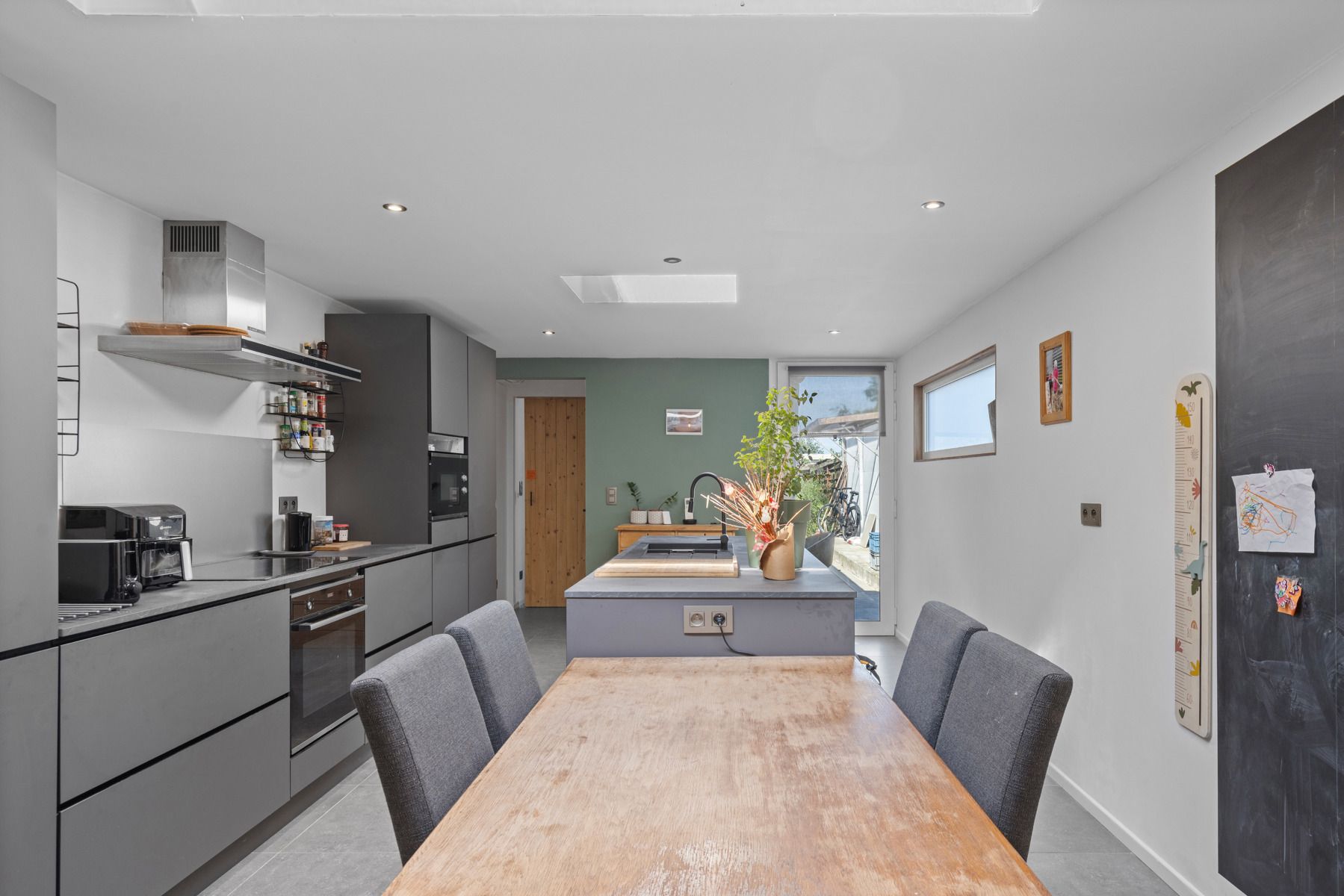 Instapklare gerenoveerde starterswoning met 2 slpks en oostgerichte tuin (500m2) foto 5
