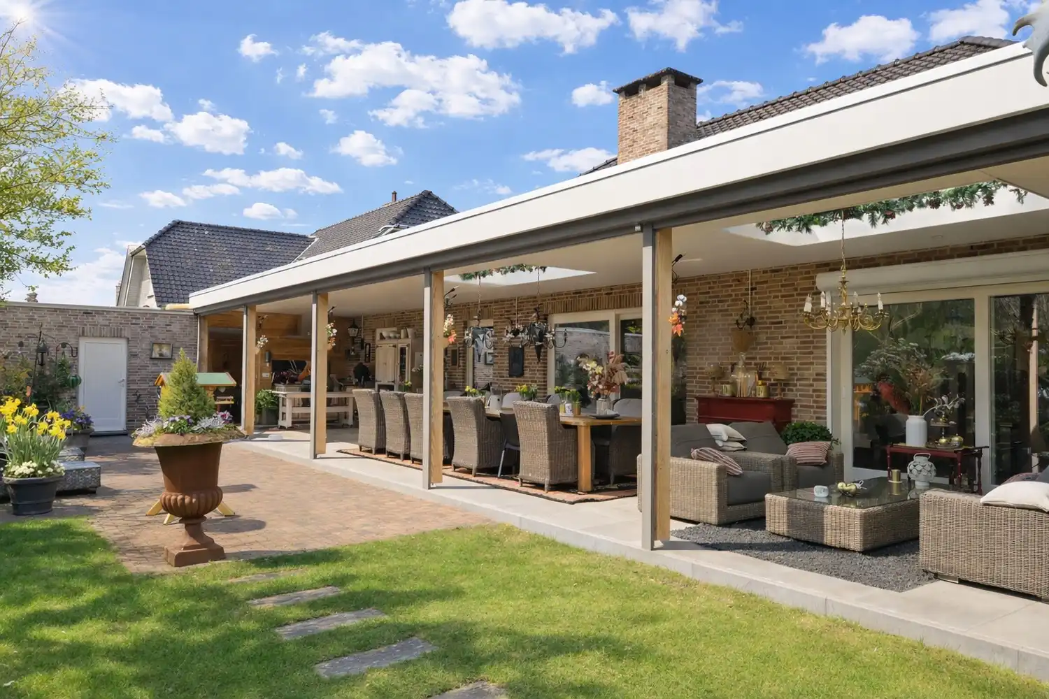 Exclusieve, compleet ingerichte bungalow op unieke bosrijke ligging, met prachtig overdekt terras en ruime kelder foto 2