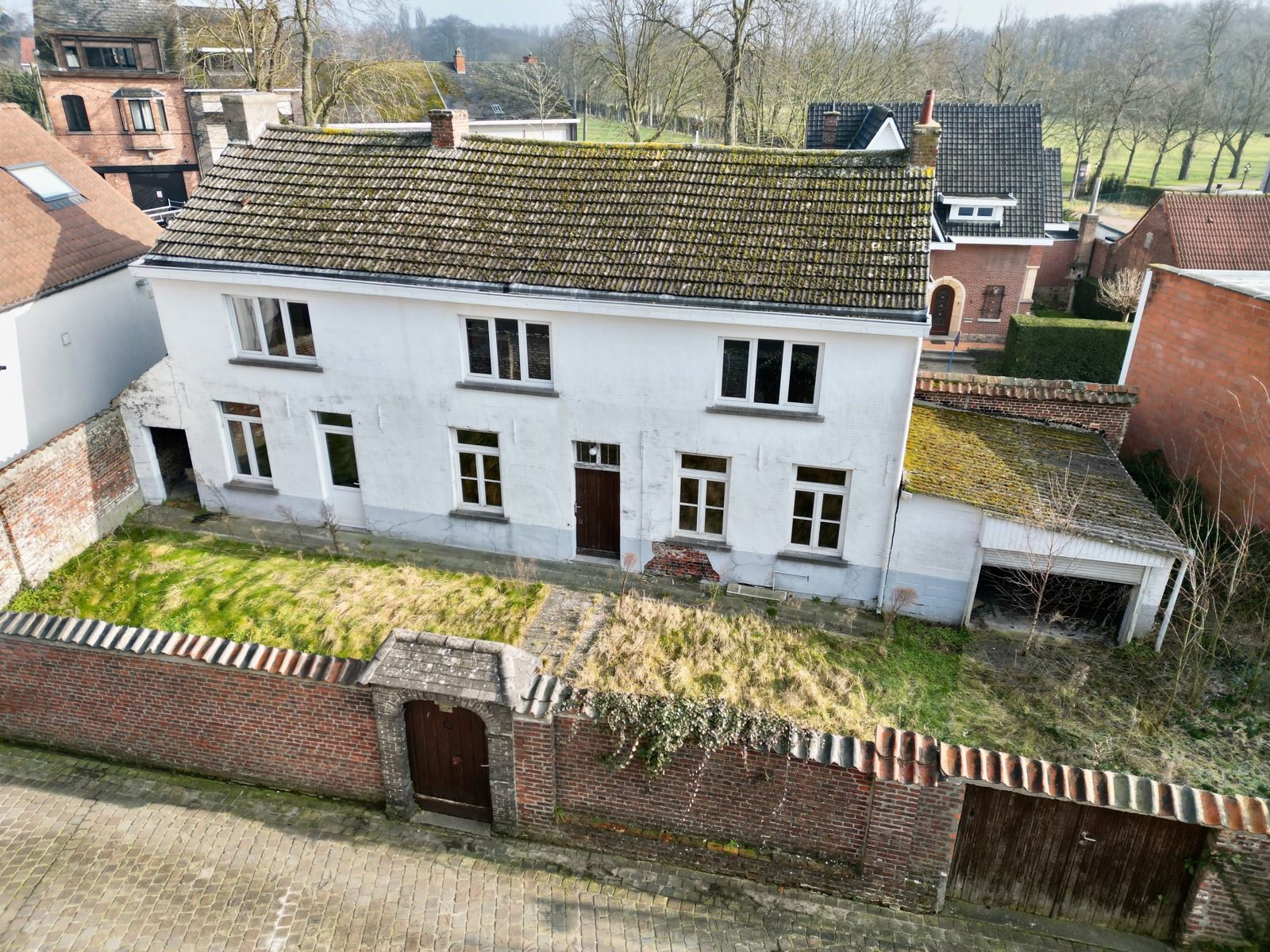 Hoofdfoto van de publicatie: Unieke, Volledig Te Renoveren woning met 5 SLPK én tuin!