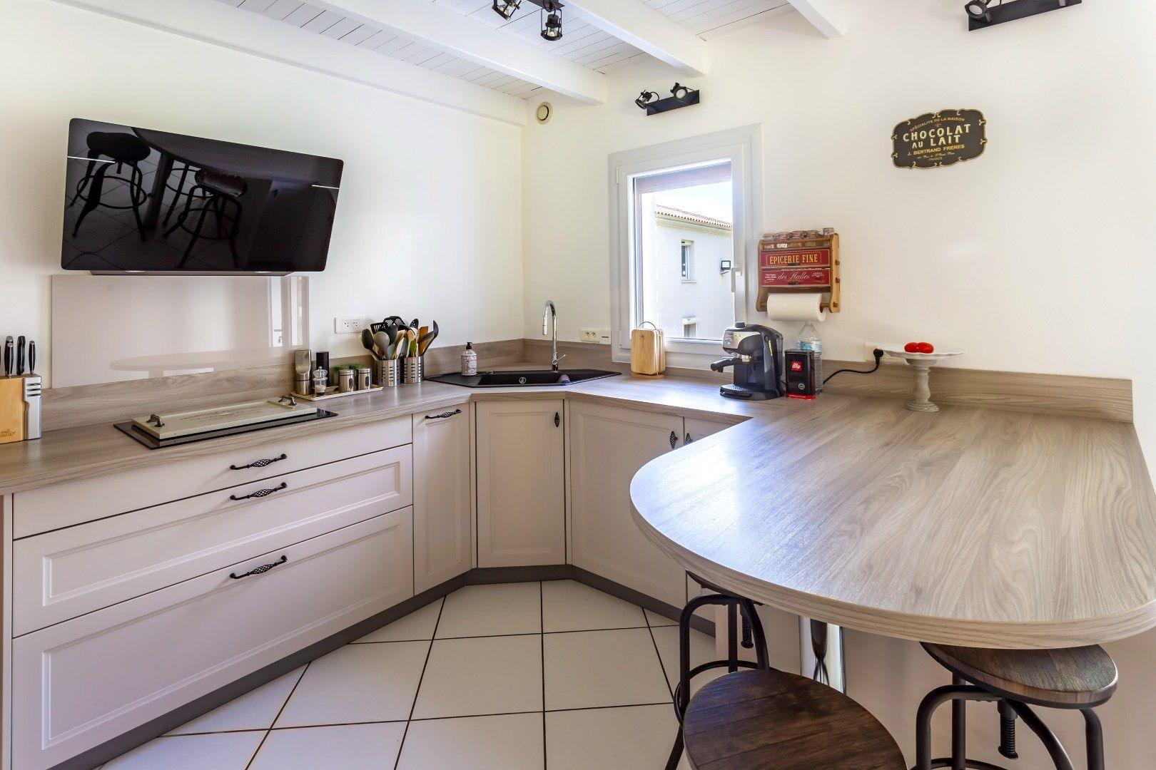 Unieke woning met karakter en een grote garage op uiterst rustige ligging in Mouthiers-sur-Boëme foto 4