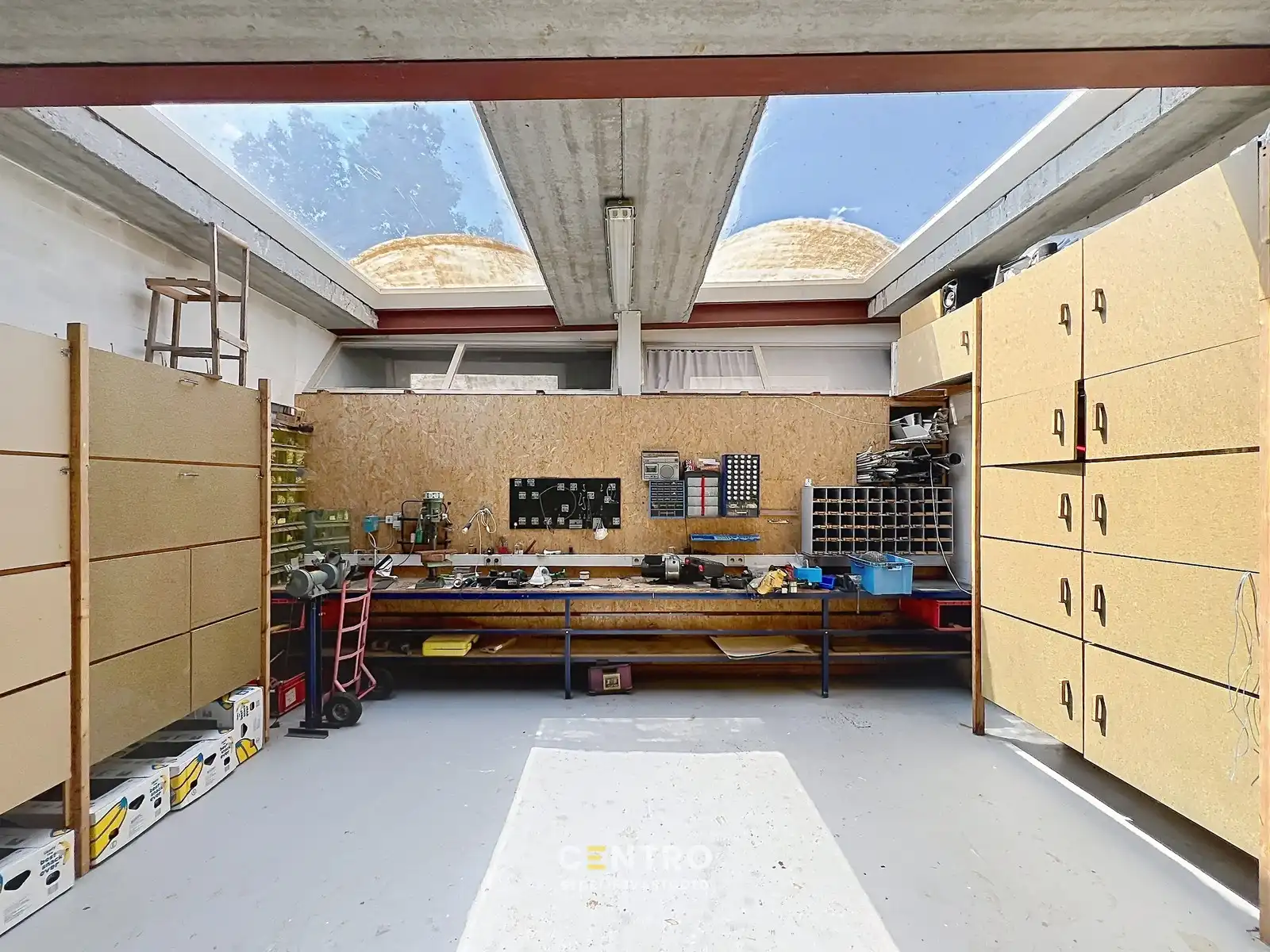 Kantoor met magazijn:  perfecte combinatie van ruimte en functionaliteit met een weelderige tuin (Oostnieuwkerke-Staden)! foto 12