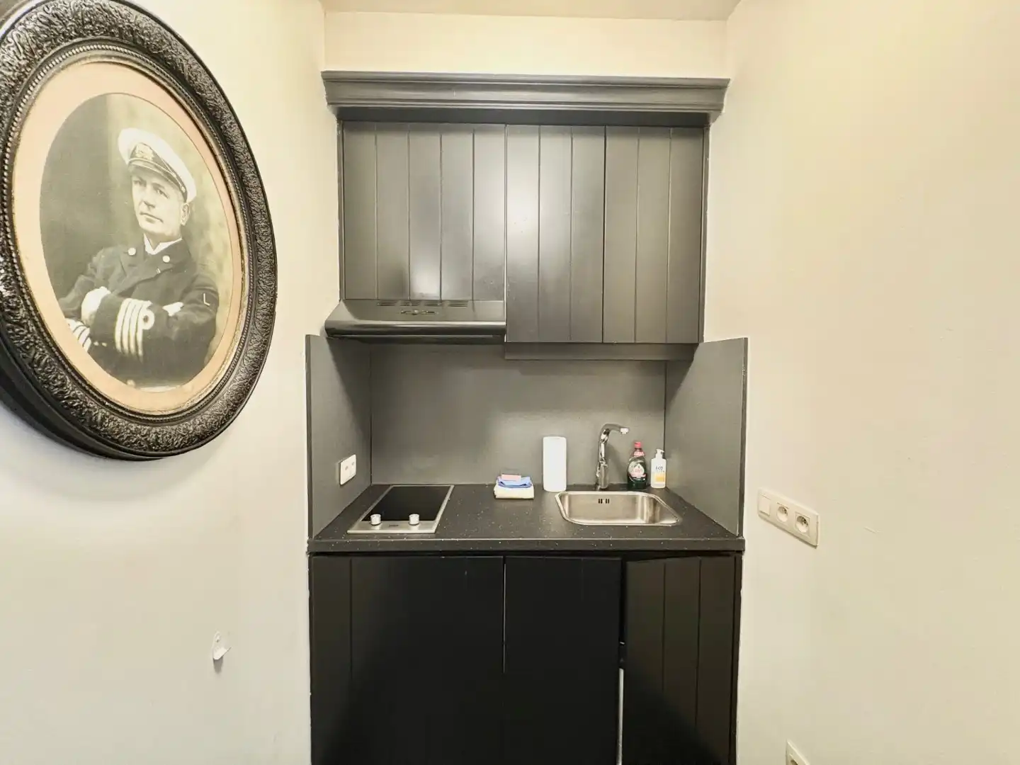 Gemeubelde instapklare studio op eerste verdieping in Antwerpen-Zuid foto 4