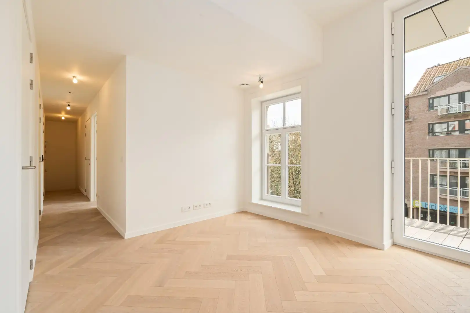 Appartement te koop in Oostende – hoge plafonds en karaktervolle architectuur nabij Achturenplein foto 2