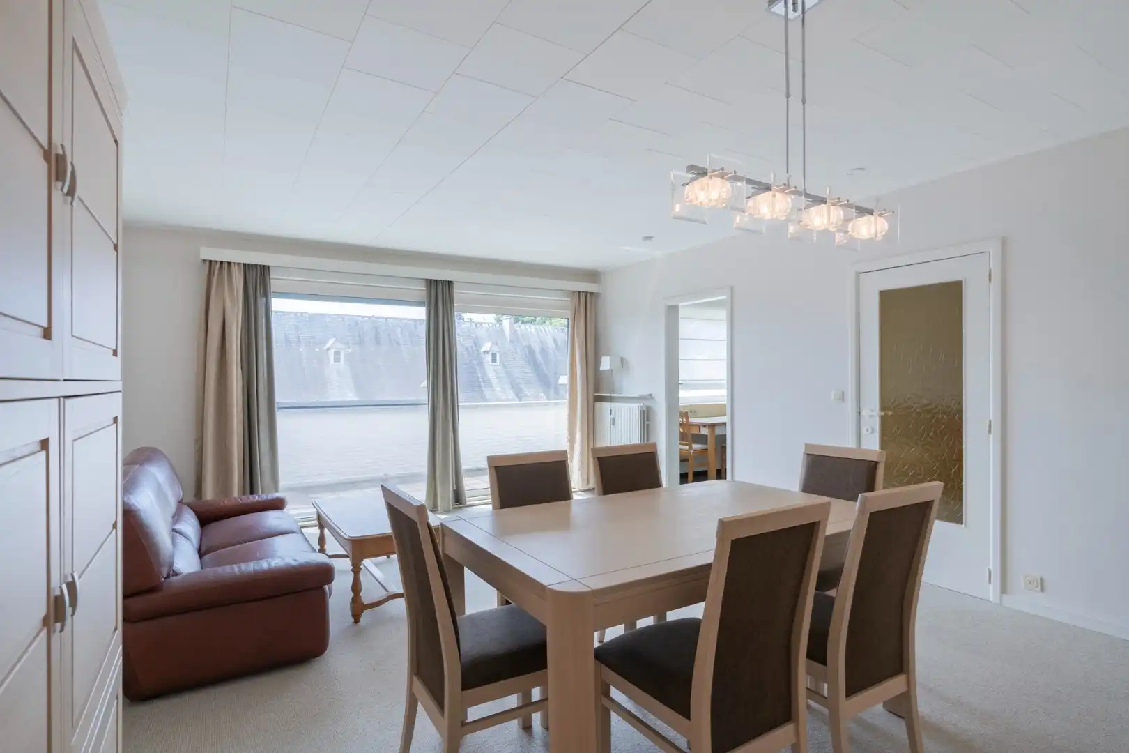Ruim appartement op de 3° verdieping in hartje Hoeselt, met 3 slaapkamers, garage en prachtig terras met panoramisch uitzicht.  foto 5