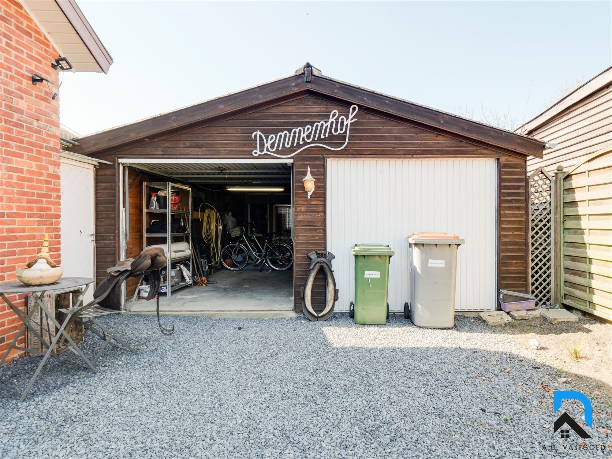Ruime woning met grote tuin en dubbele garage foto 22