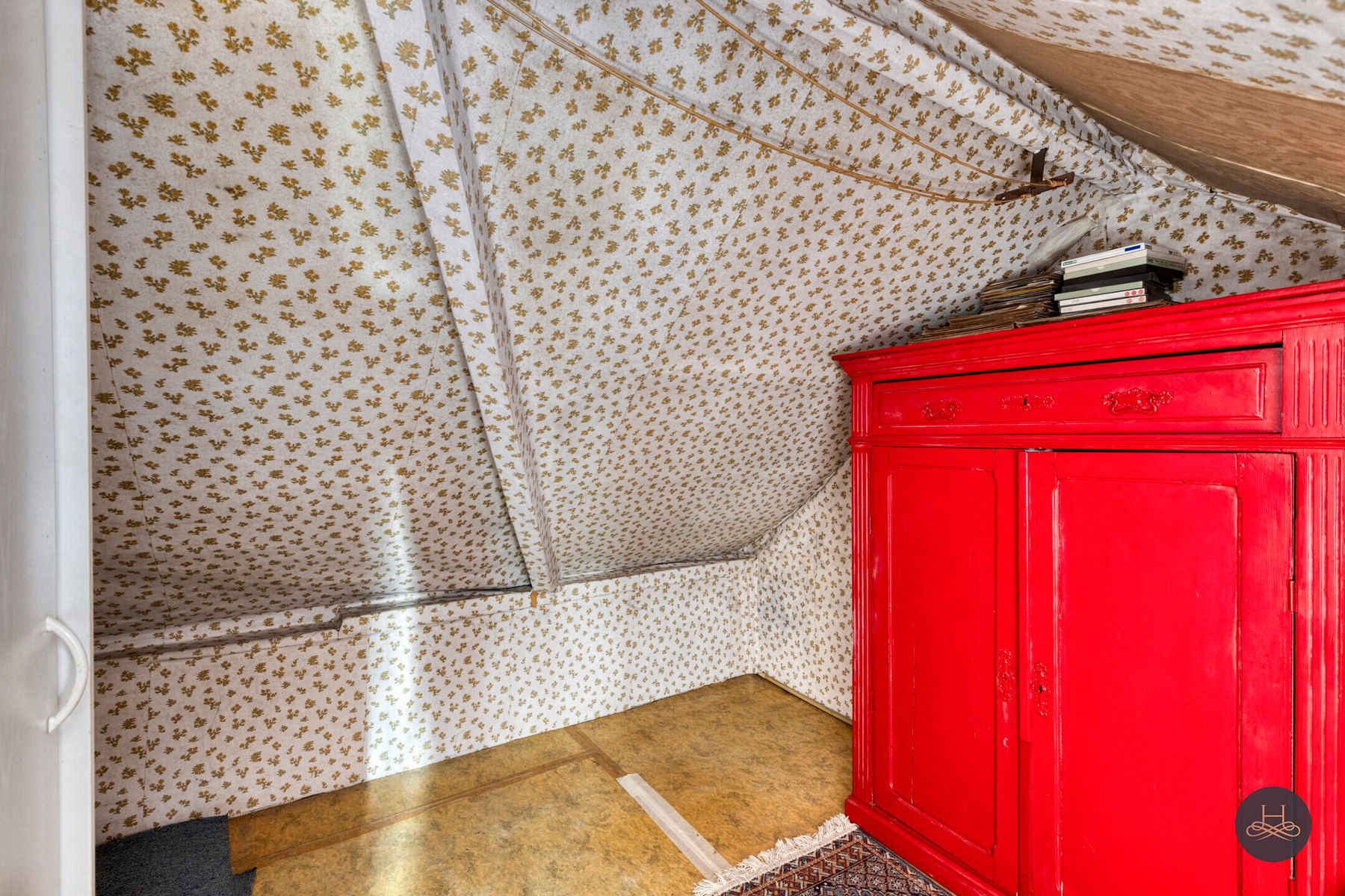 Karaktervolle, te renoveren woning, tuin en grote garage foto 19