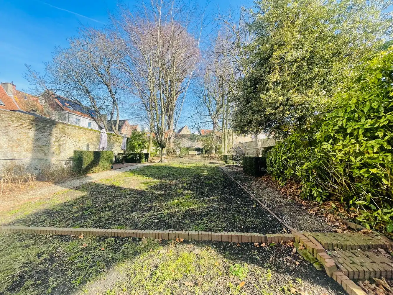 Brugge,aan de SINT-ANNAREI , DUBBEL APPARTEMENT( 250m²)  in een herenhuis  vooraan zicht op de Sint-Annarei, achteraan zicht op een grote gemeenschappelijke tuin,2  livings, 2 keukens, 4 slaapkamers, 2 badkamers. foto 19