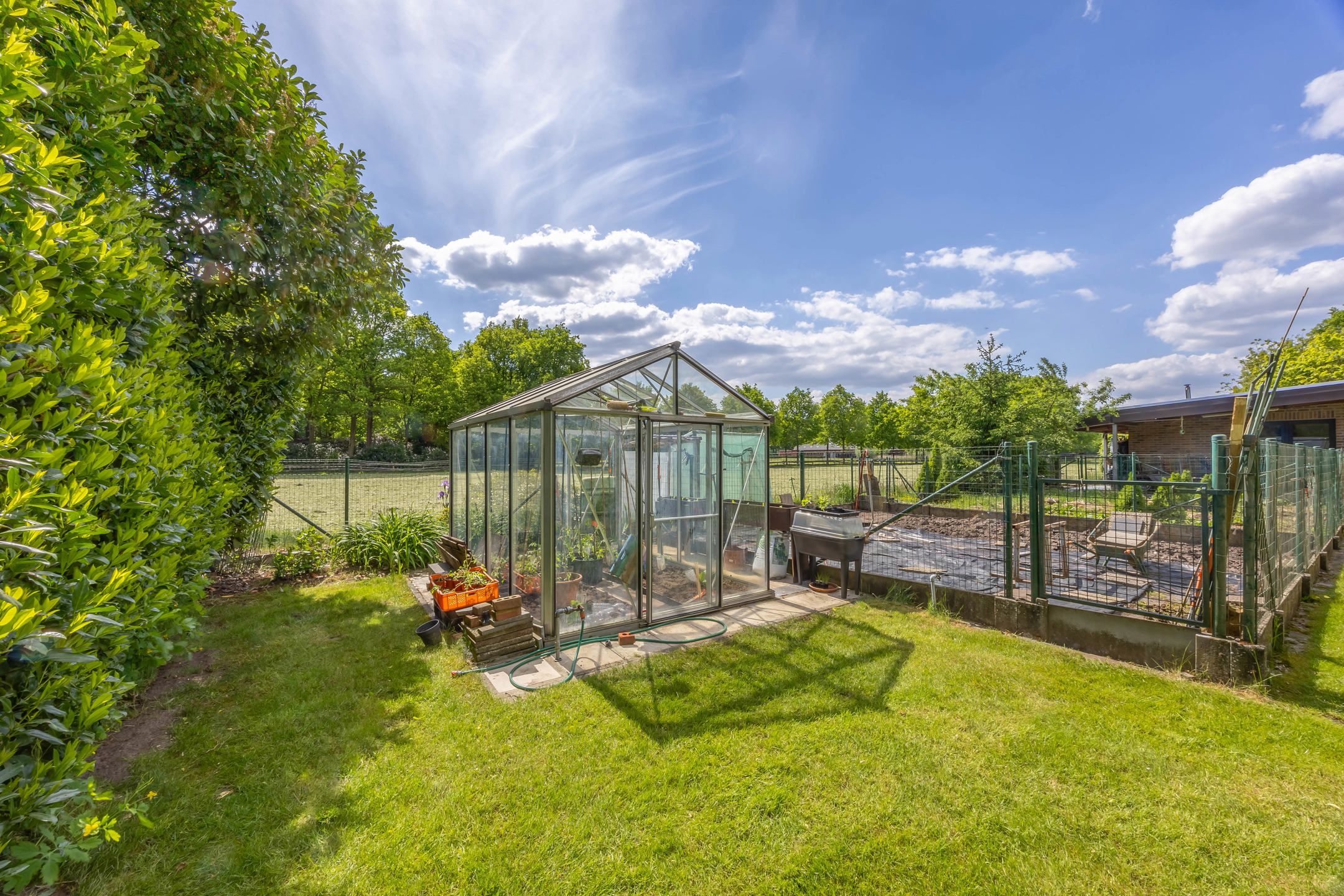 Architecturale gezinswoning met atelier en weids uitzicht foto 24