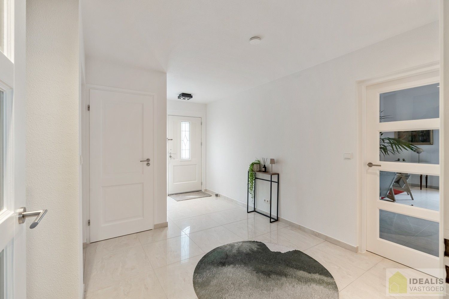 PRACHTIGE VILLA MET SCHITTERENDE ROYALE LEEFRUIMTES, UITGERUSTE KEUKEN, 2 BADKAMERS, 3 SLAAPKAMERS, CARPORT VOOR 2 WAGENS EN KNAP AANGELEGDE TUIN. DEZE KNAPPE VILLA OP EEN RESIDENTIELE LOCATIE BESCHIKT OP DE GELIJKVLOERSE VERDIEPING OVER EEN ROYALE INKOMHAL, RUIME LEEFRUIMTE MET AANSLUITEND EETKAMER EN PRAKTISCH UITGERUSTE LEEFKEUKEN MET EEN BIJKEUKEN/WASPLAATS MET TOEGANG TOT TERRAS, BADKAMER EN 2 SLAAPKAMERS; OP DE VERDIEPING BESCHIKT DE WONING OVER EEN PRACHTIGE MASTERBEDROOM MET AANSLUITEND EEN LUXUEUZE BADKAMER. EEN ‘MUST SEE’ VOOR KOPERS OP ZOEK IN HET MOOIE SEGMENT! foto 6