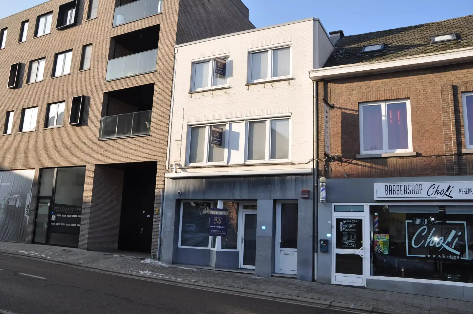 UNIEK HANDELSPAND VAN 110M² MET DUPLEXAPPARTEMENT MET 3 SLPK IN LANAKEN CENTRUM foto {{pictureIndex}}