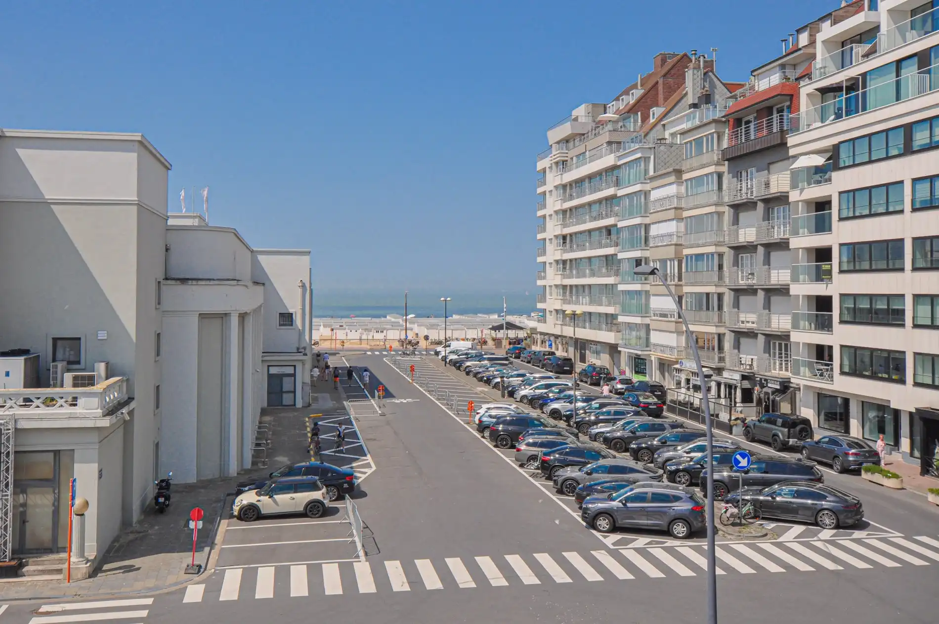 Exclusieve villa: Uitzonderlijk volledig gerenoveerde villa met frontaal zeezicht. foto 3