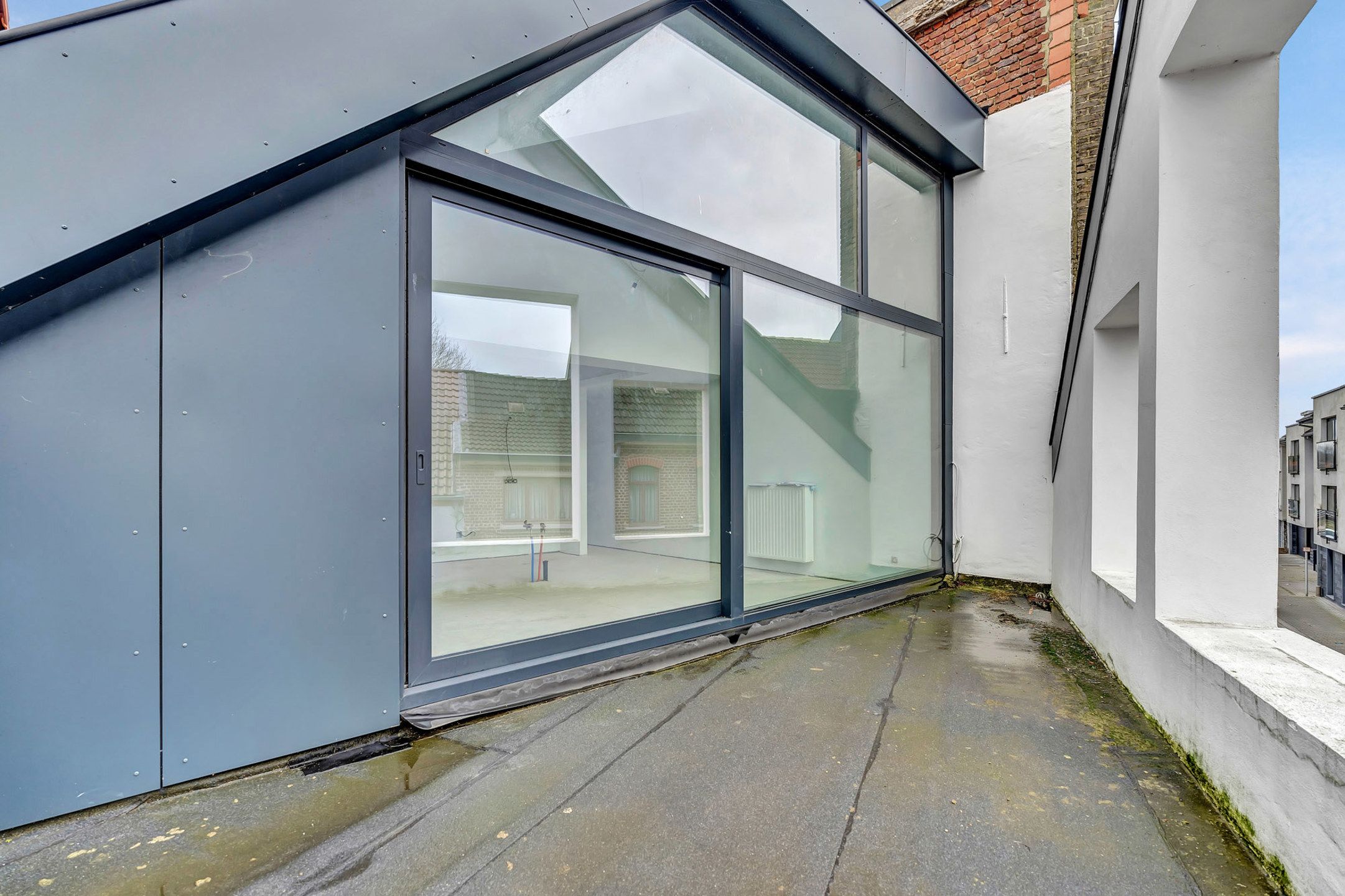 Goed gelegen opslagplaats met ruim af te werken appartement foto 26