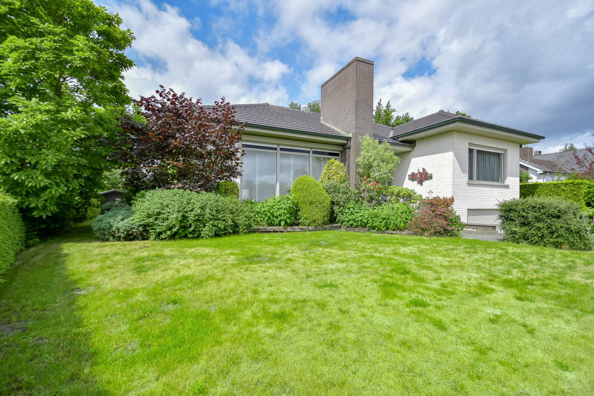 Goed onderhouden statige woning op een perceel van 970m² foto 2