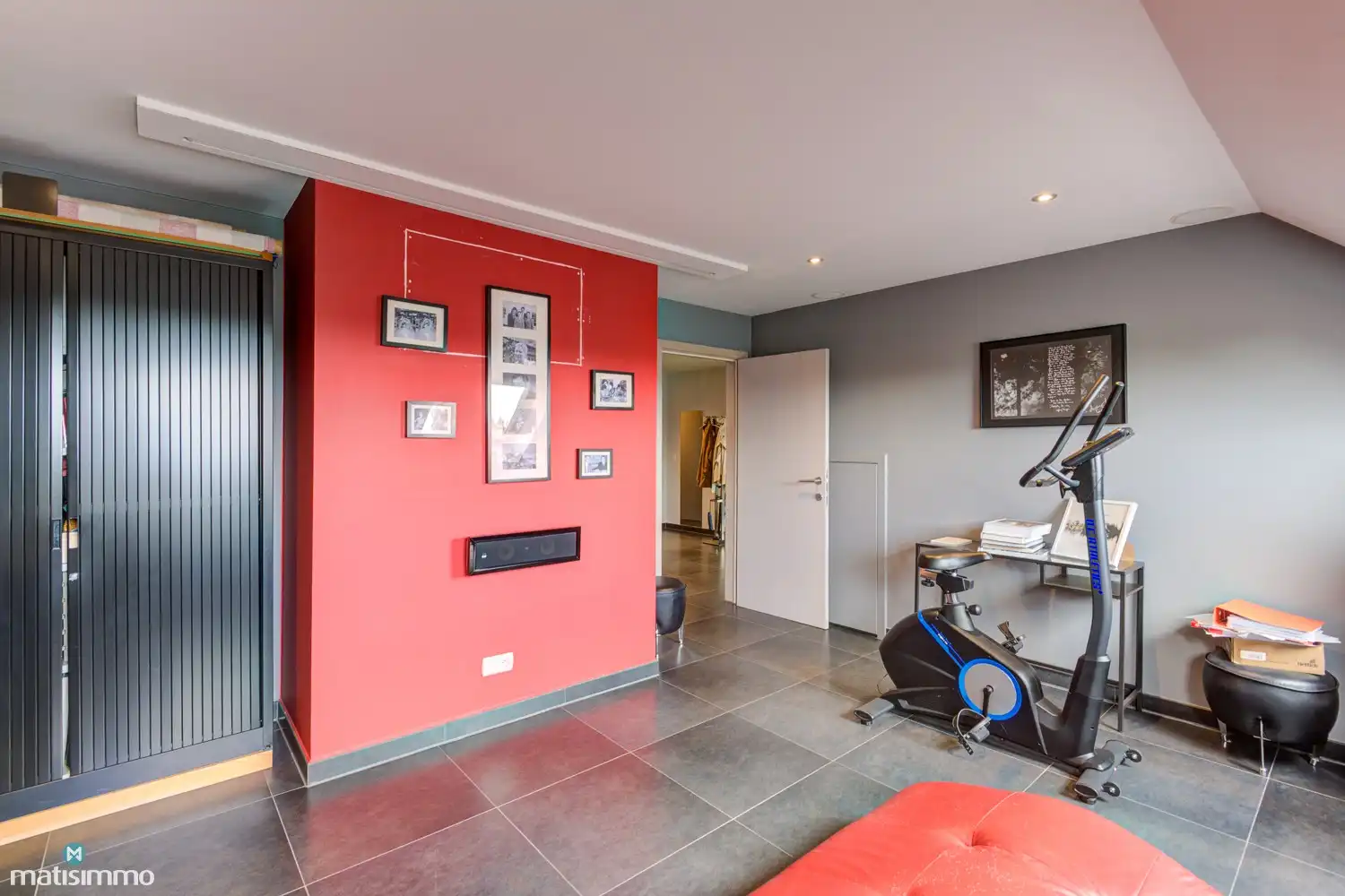 ZEER RUIM EN MODERN DUPLEXAPPARTEMENT (234M²) MET 5 SLAAPKAMERS, 2 BADKAMERS, 2 TERRASSEN, 2 KELDERS, DUBBELE GARAGE (60M²) (+ OPTIONEEL GARAGE) IN HET CENTRUM VAN LANAKEN foto 13
