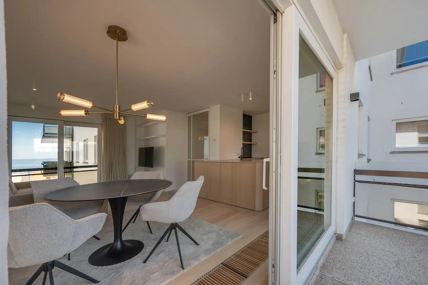 Luxueus gerenoveerd hoekappartement met zeezicht vlakbij de wandeldijk in het Zoute. foto 15