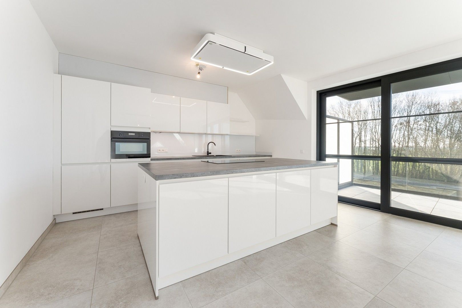 Ruim recent nieuwbouwappartement met terras aan de stadsrand - mog. tot huren van garagebox foto 3