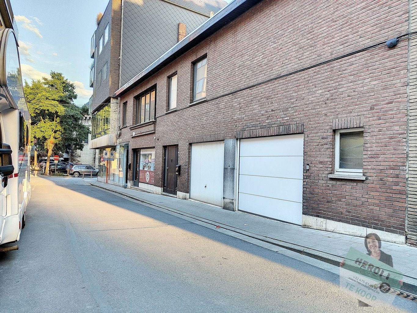 Woning in het centrum met 2 garages en handelspand foto 2