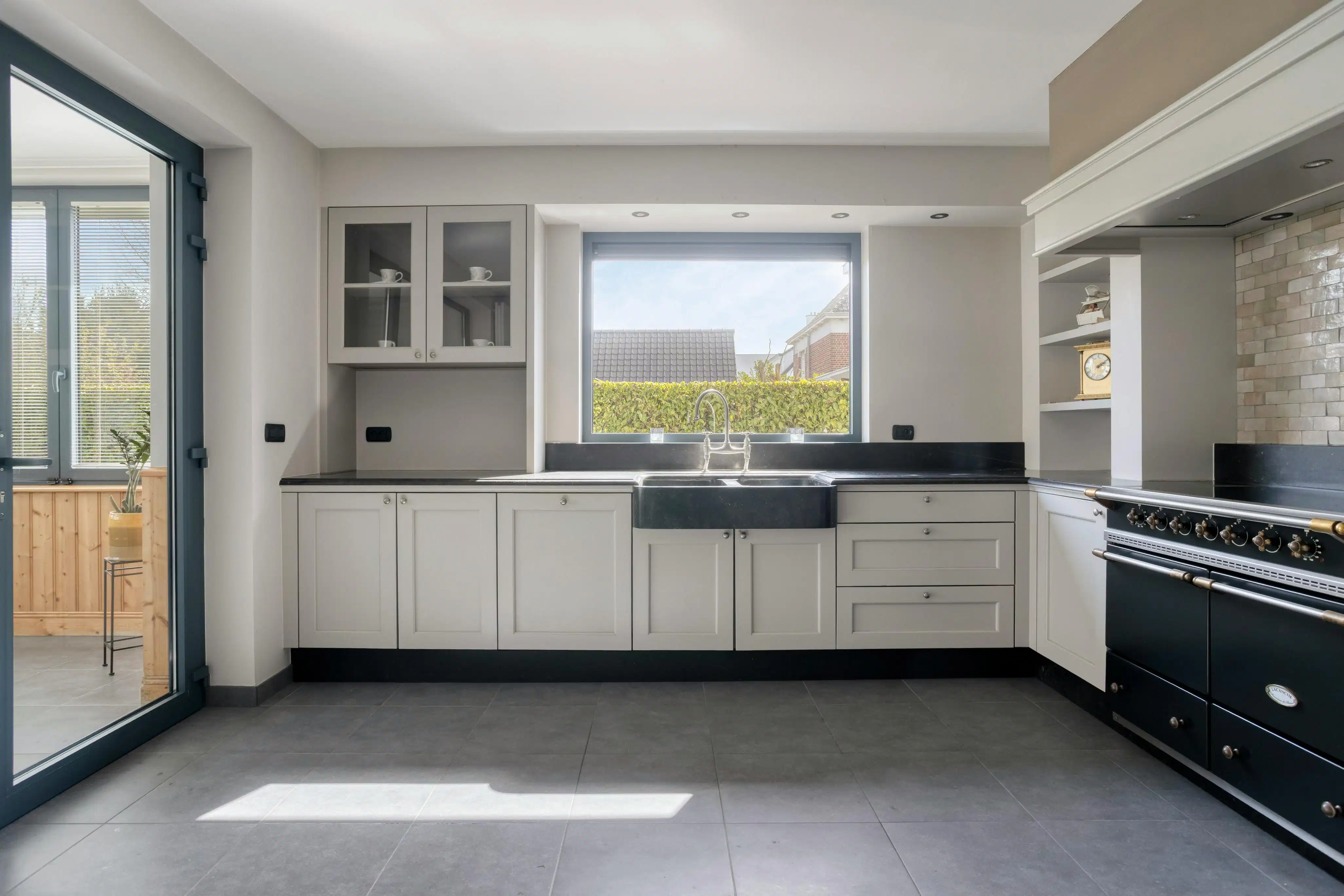 Ruime eigendom met woning, loods en extra bouwgrond foto 5