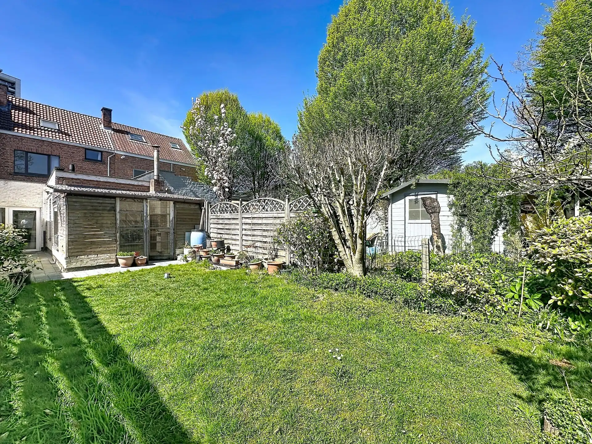 Charmante woning met 3 slaapkamers, oprit en prachtige tuin in hartje Sint-Niklaas foto 2