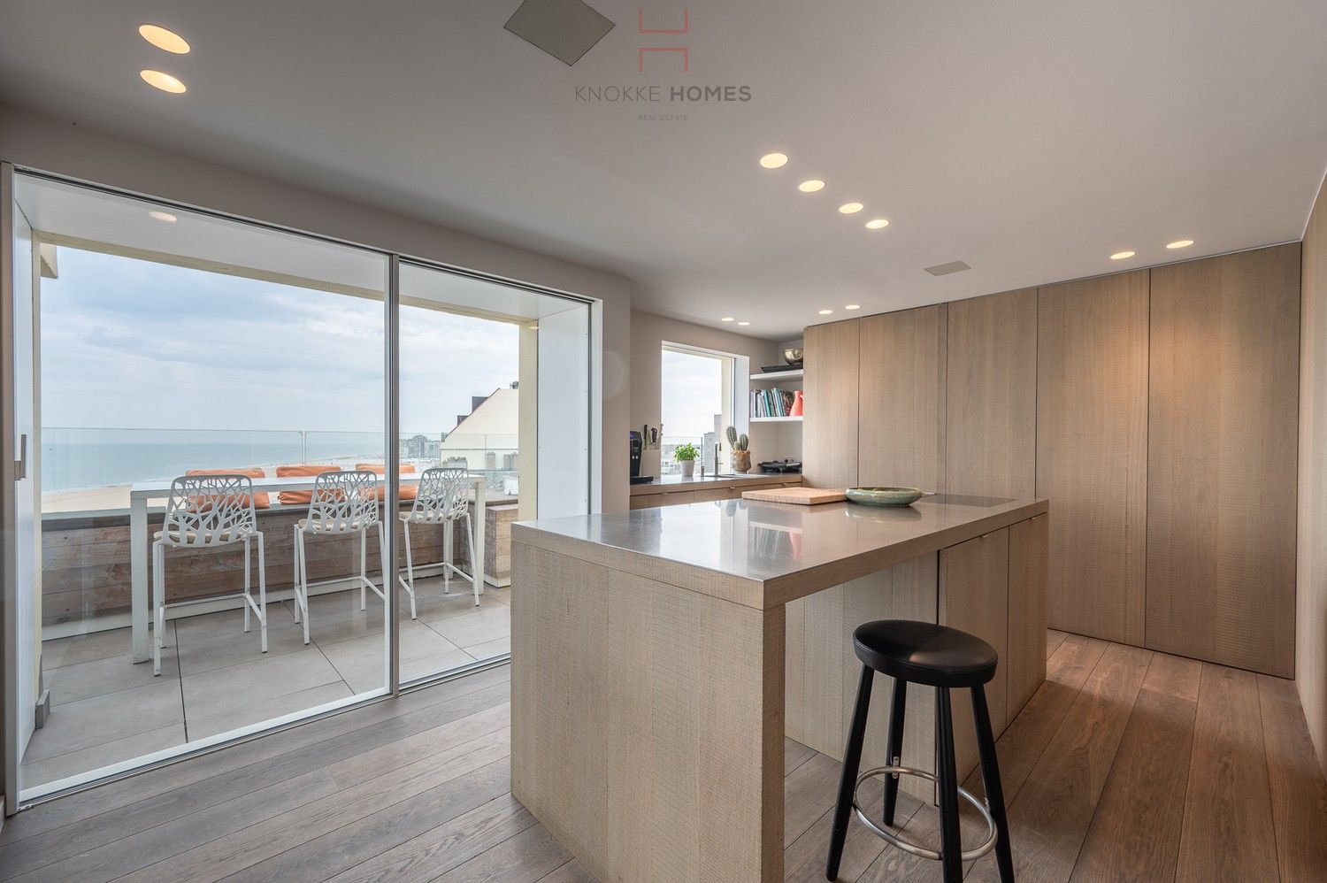 Exceptioneel hoekappartement op de Zeedijk genietend van uitzonderlijke zee- en strandzichten. foto 8