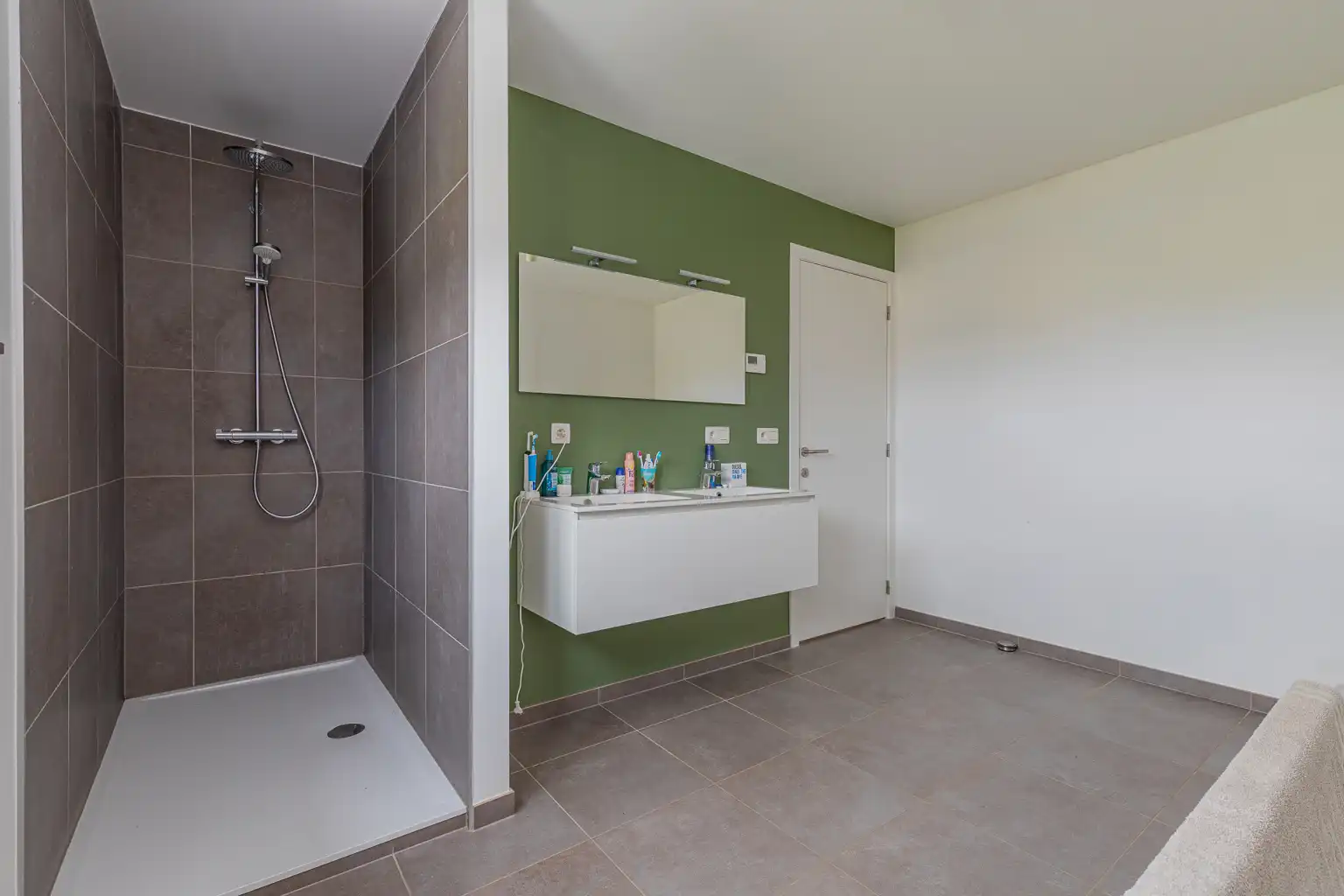 Recente driegevelwoning met zonnepanelen en vloerverwarming foto 13
