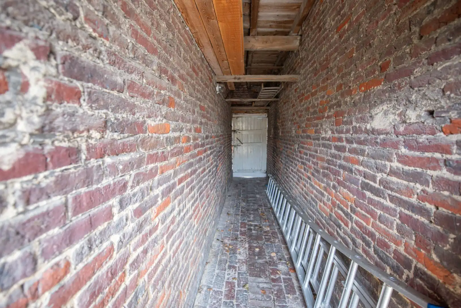 Casco woning met kantoorfunctie, ruime garage en een knusse binnenkoer. foto 12