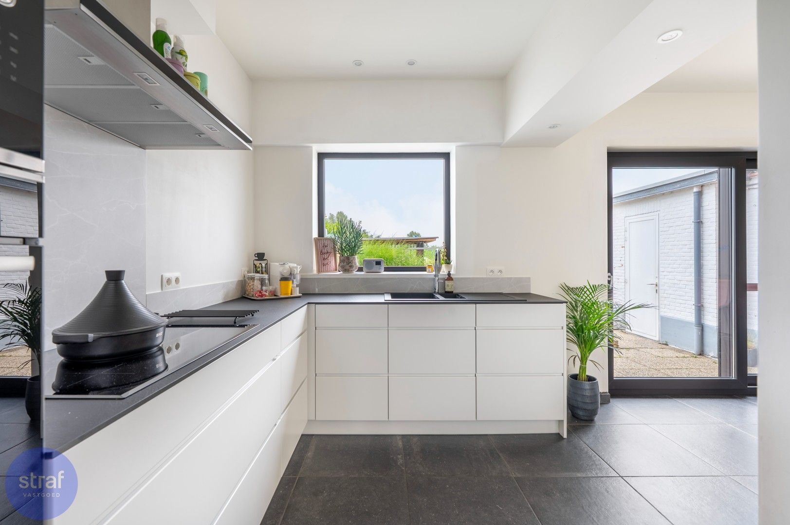 Moderne halfopen bebouwing mét groen uitzicht! foto 6