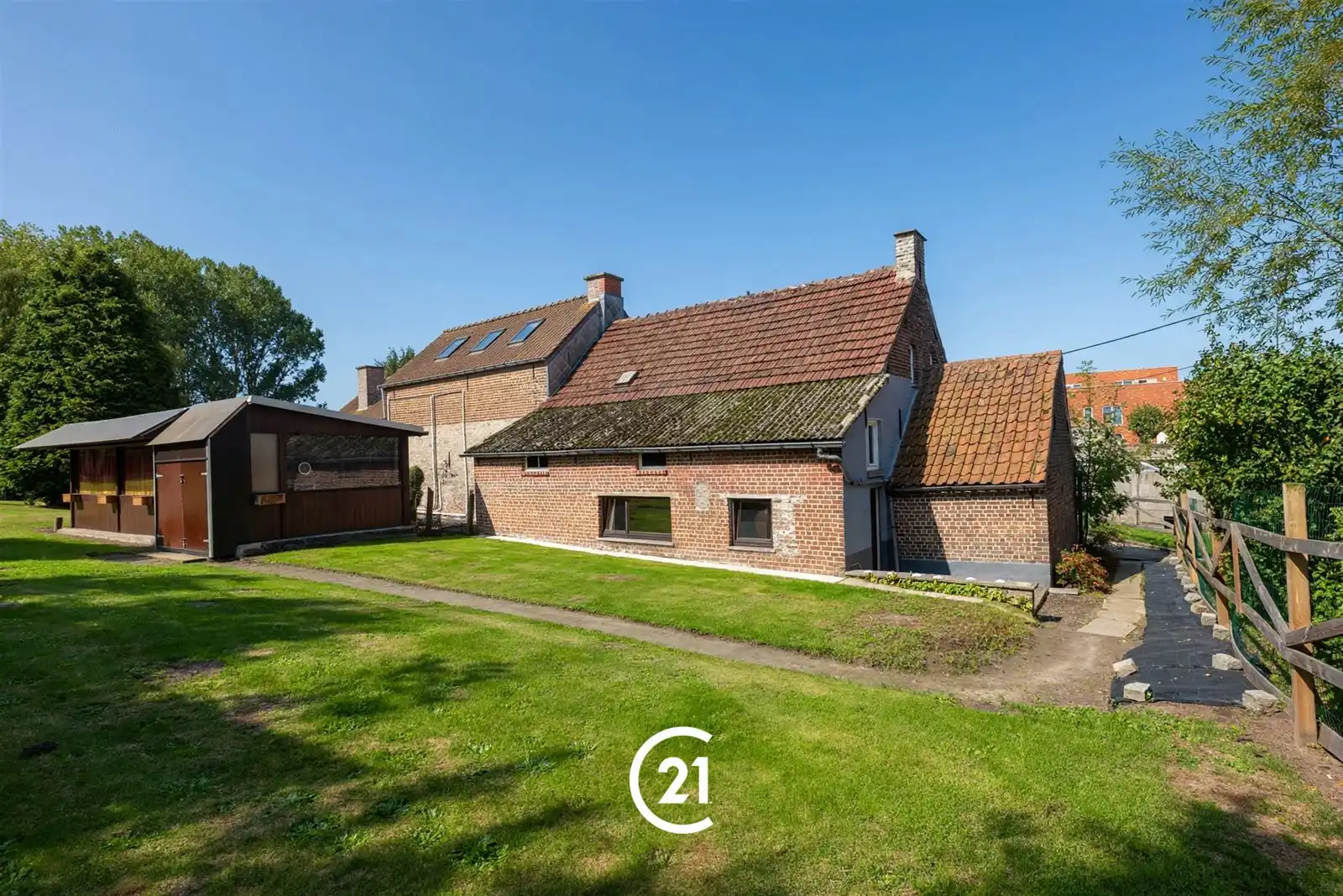 Te renoveren woning op een ruim perceel van 2.220 m² foto 4