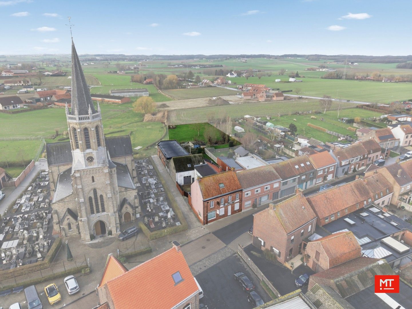 Hoofdfoto van de publicatie: Bijzonder ruim gebouw met magazijn in de dorpskern van Zandvoorde (Zonnebeke)