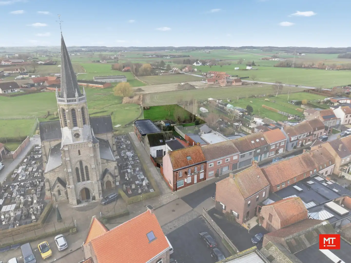 Hoofdfoto van de publicatie: Bijzonder ruim gebouw met magazijn in de dorpskern van Zandvoorde (Zonnebeke)