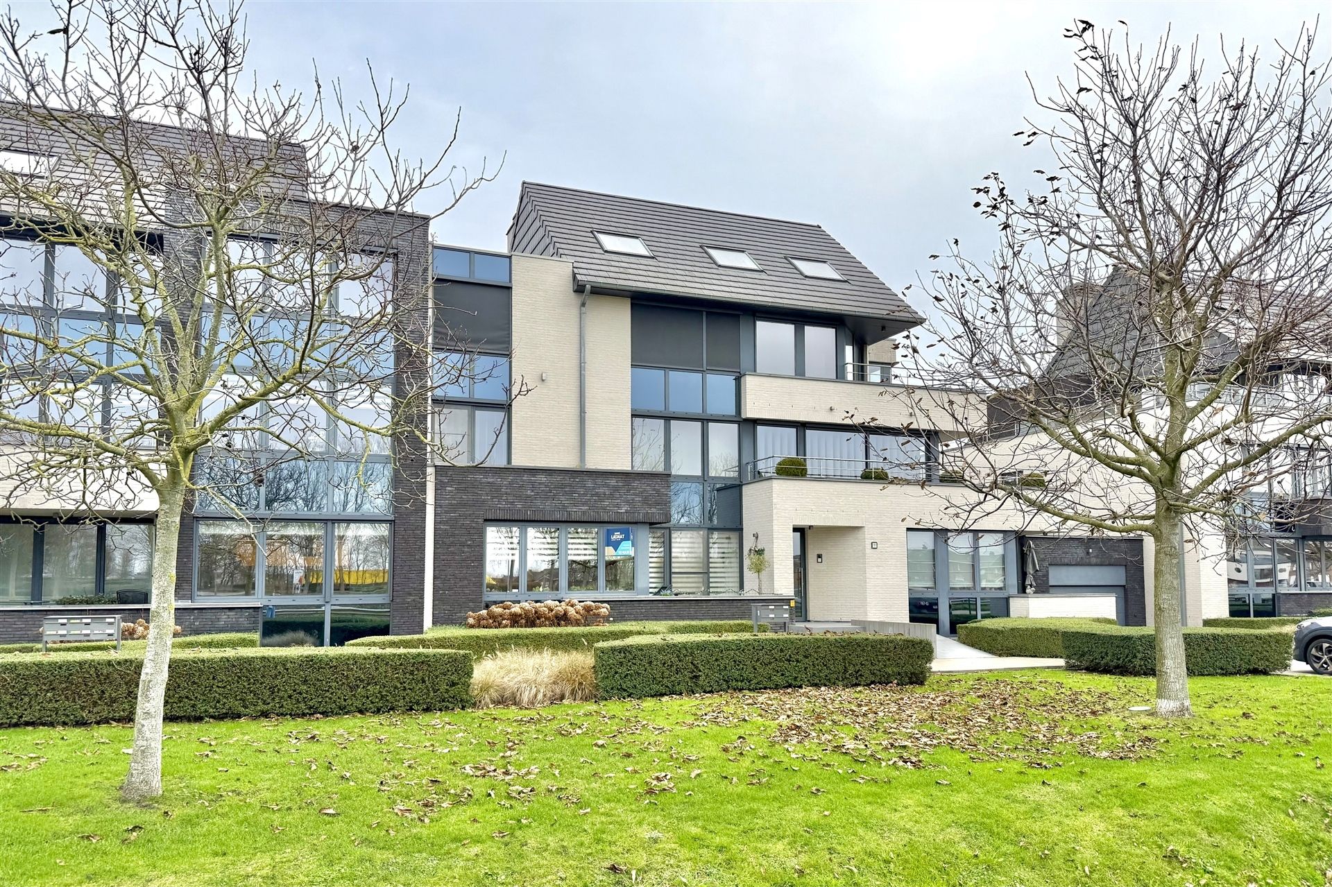 Knap gelijkvloers 2 slpk, terras & garage foto {{pictureIndex}}