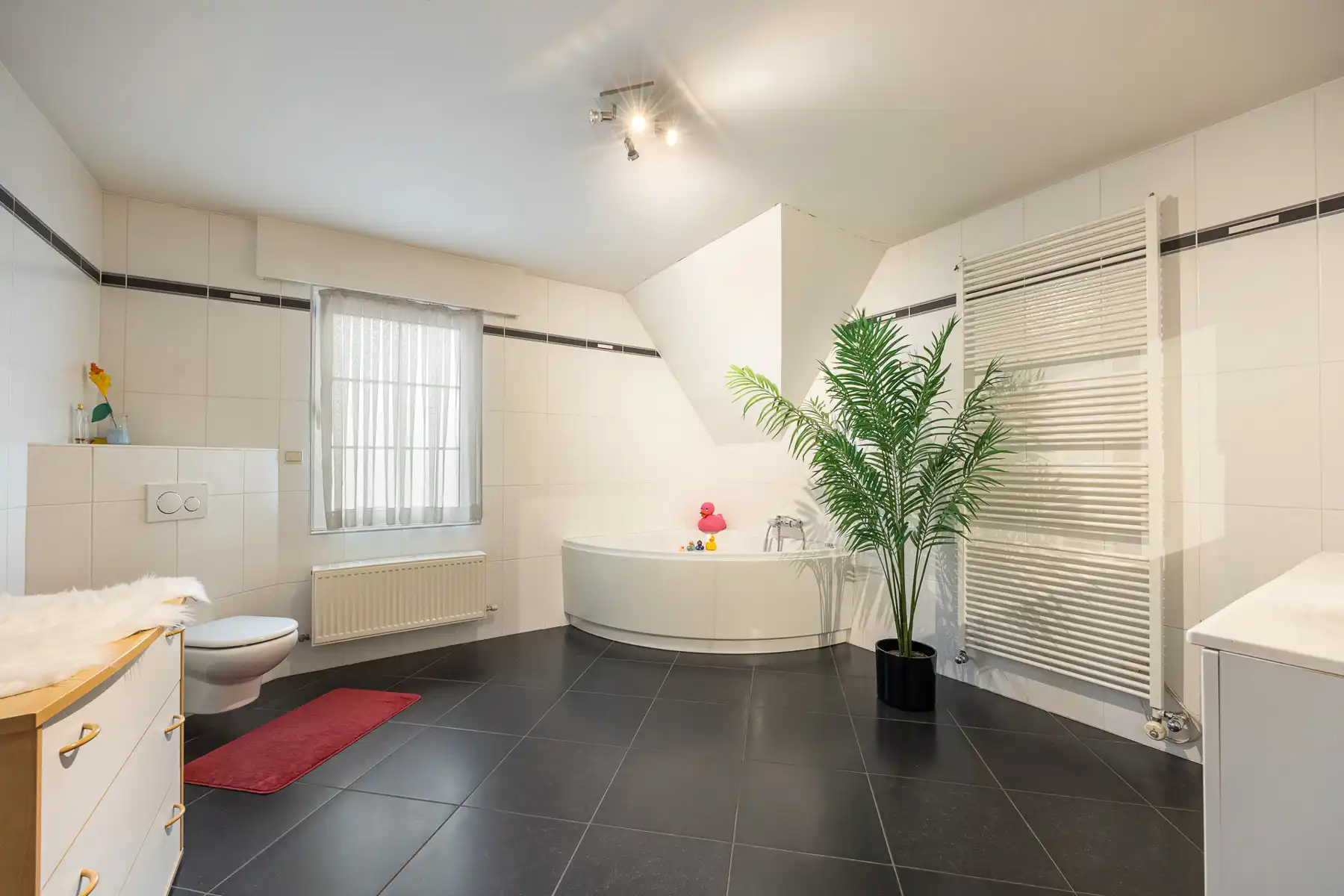 Energiezuinige villa met 5 slaapkamers en ruim bijgebouw op een perceel van 1.240m². foto 16