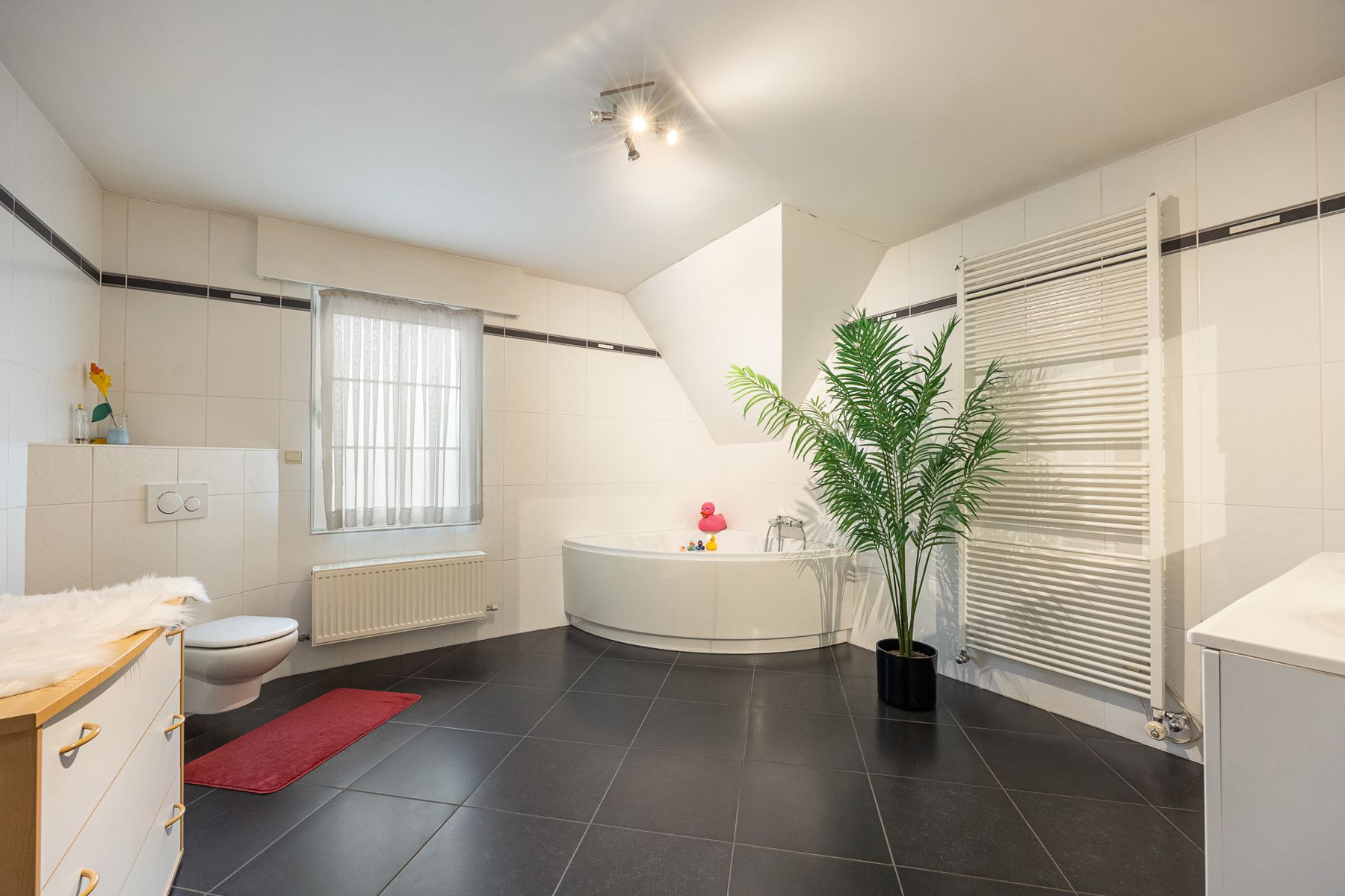 Energiezuinige villa met 5 slaapkamers en ruim bijgebouw op een perceel van 1.240m². foto 16