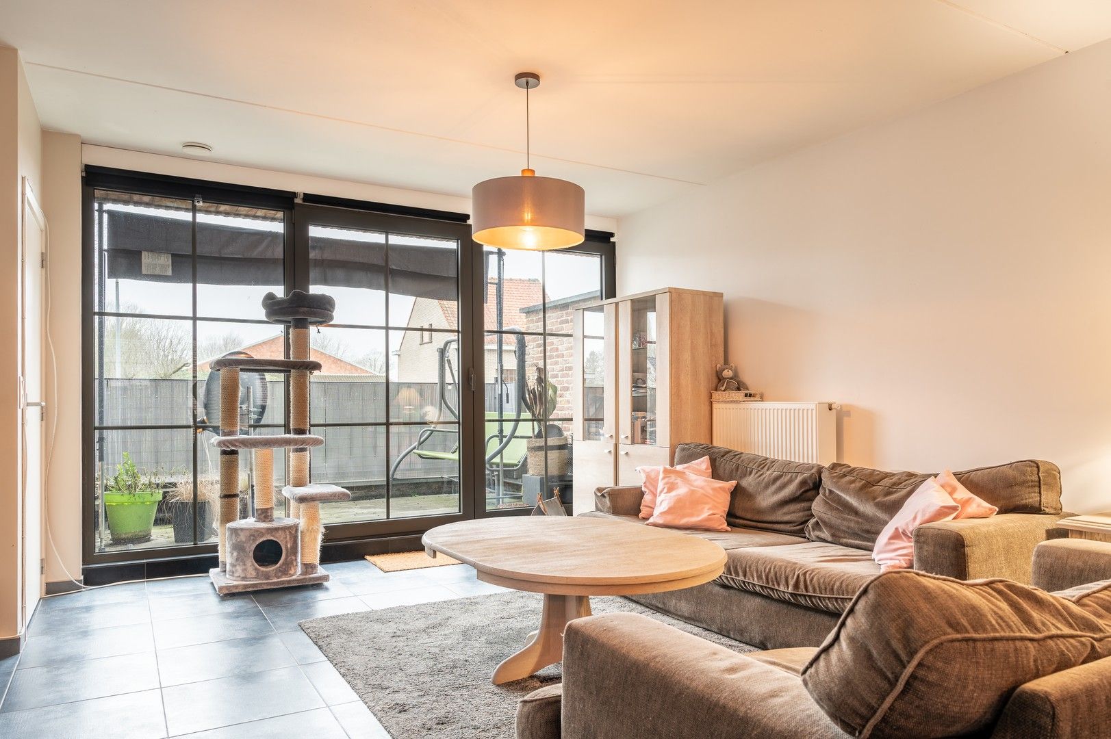 Ruim triplex appartement met berging foto 2