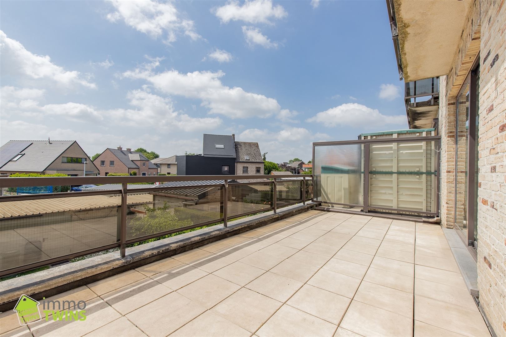 Instapklaar appartement met groot zonneterras en garage foto 2