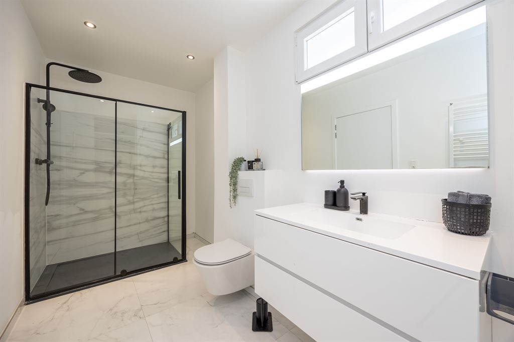 Ruime gerenoveerde woning met alle comfort foto 10