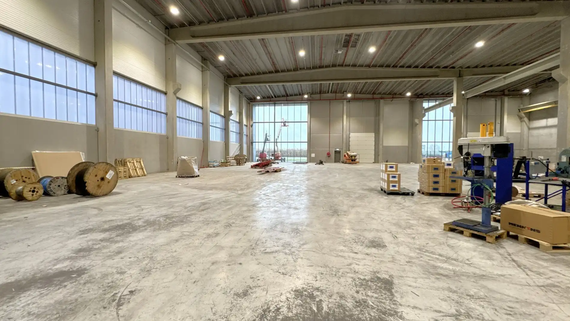 Nieuwbouw magazijn en kantoor te huur in West Port Zwijndrecht foto 2