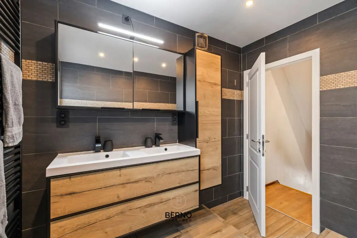 Ruime, gerenoveerde woning met knappe tuin foto 21