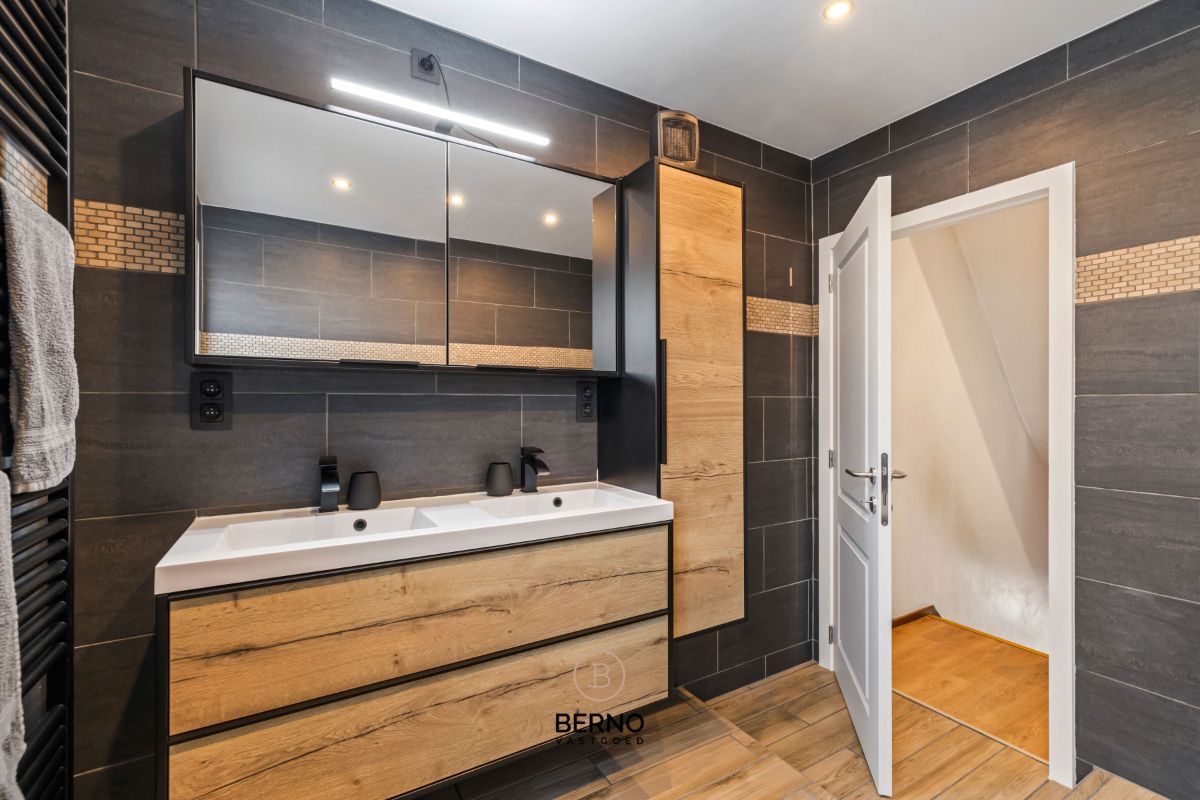 Ruime, gerenoveerde woning met knappe tuin foto 21